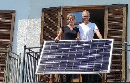 Eine Balkonsolaranlage hilft dabei, sich von