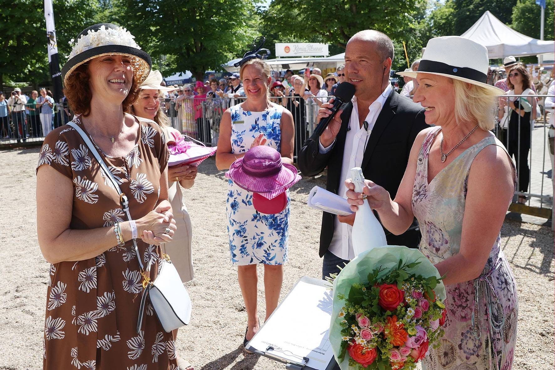 Hutprämierung beim Ladies‘ Day auf der Krefelder Rennbahn