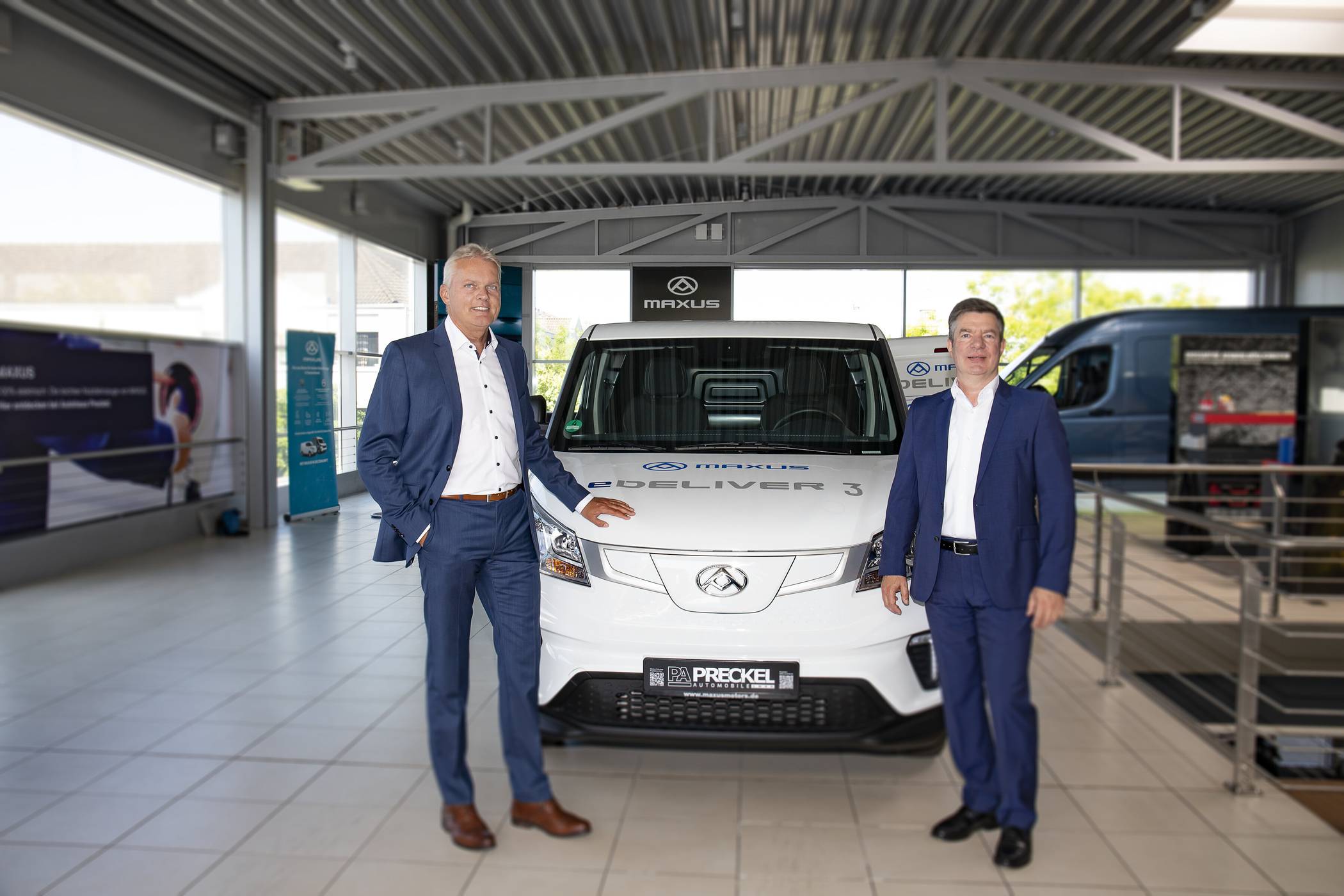 Jörn Wohlers, Geschäftsführer Preckel Automobile GmbH, und Gerald Lautenschläger, Geschäftsführer Maxus in Deutschland (r.).