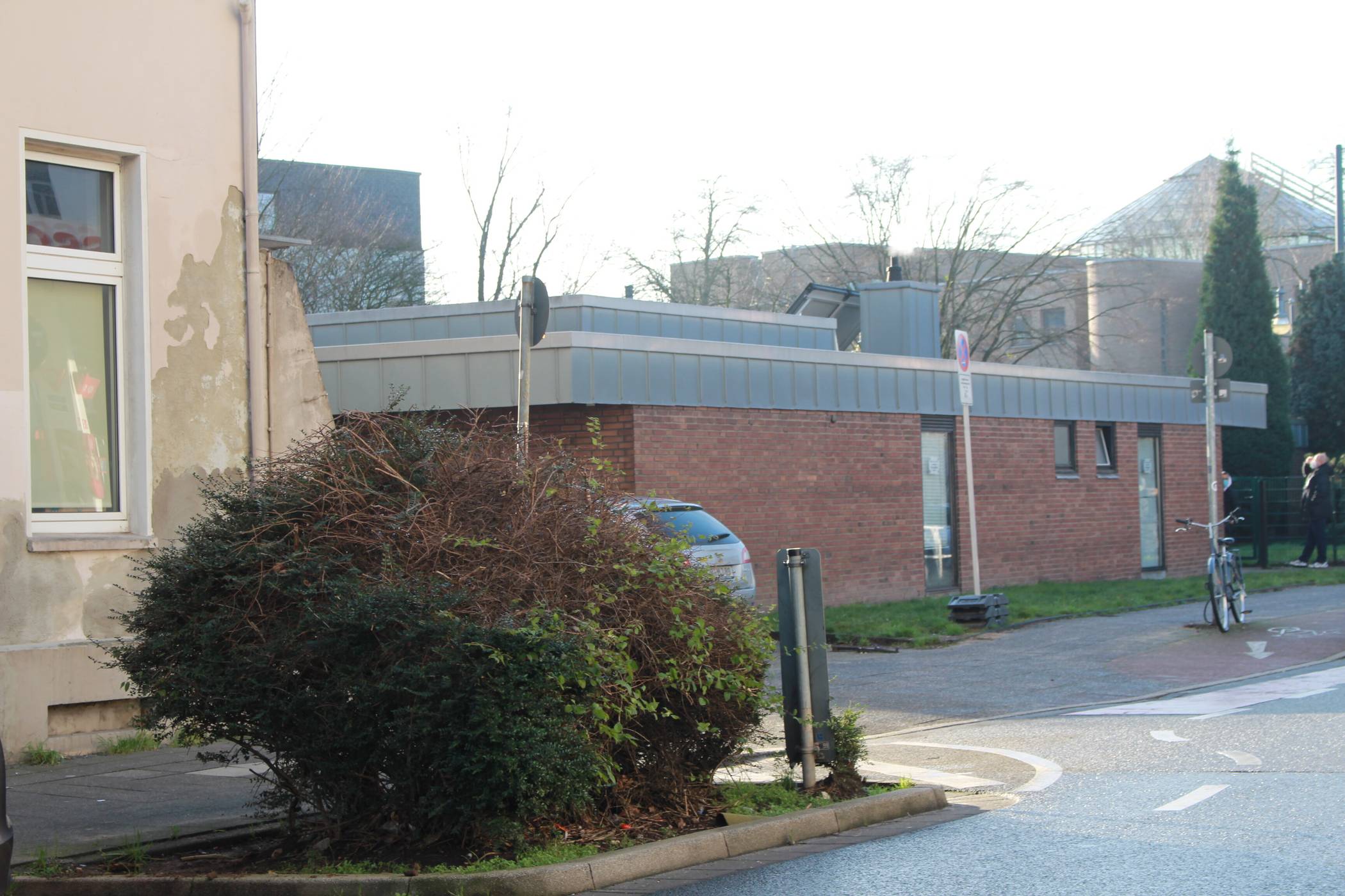  Das bisherige Corona-Diagnosezentrum an der Schwertstraße / Ecke Philadelphiastraße: Hier soll nach einem Umbau noch in diesem Jahr ein Drogenhilfszentrum für die Krefelder Drogenszene einziehen. Foto: Müller  