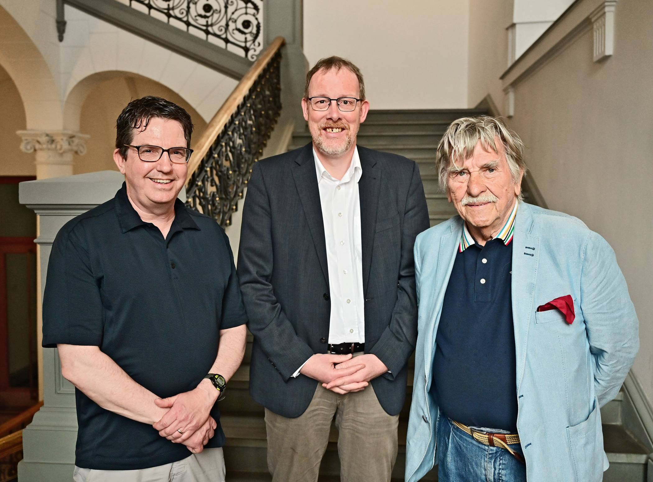  Nach der Übergabe im Krefelder Rathaus: (v.l.) Historiker Dr. Cedric Bolz, der stellv. Leiter des Krefelder Stadtarchivs Dr. Christoph Moß und Josef Kompalla. Foto: Stadt Krefeld, Bischof  