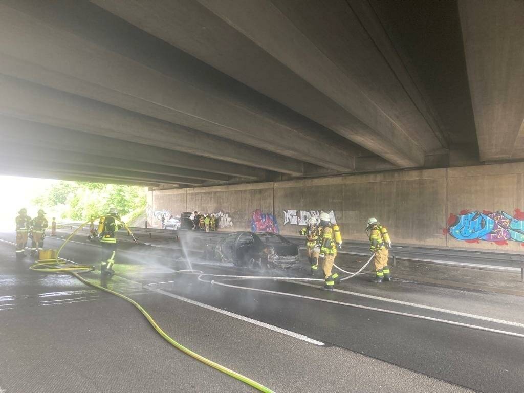  Löscharbeiten direkt unter der Autobahnbrücke. 