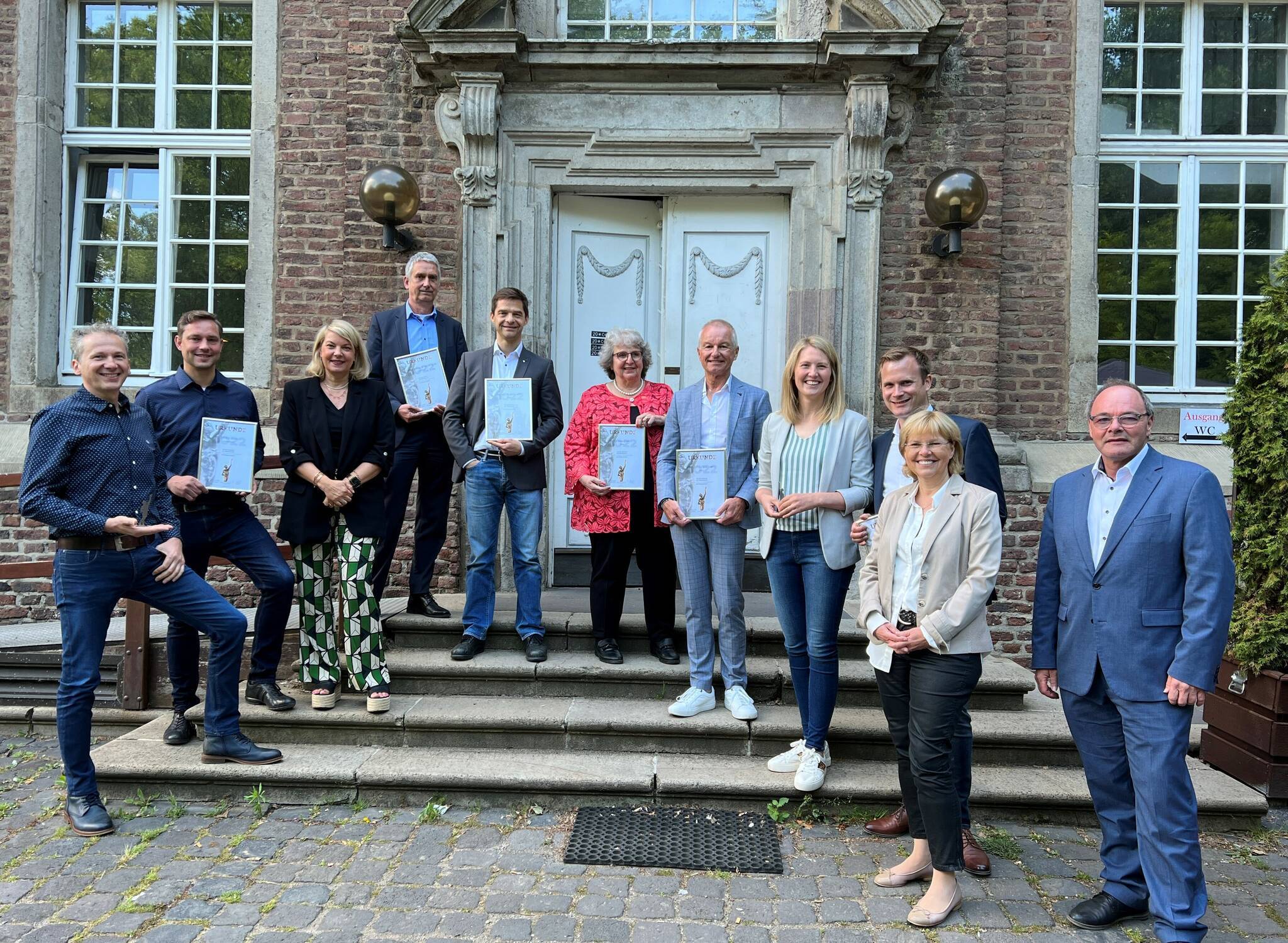  Sechs Unternehmen aus dem Rhein-Kreis Neuss qualifizierten sich für die letzte Stufe vor der Verleihung des Großen Preises des Mittelstands. Dafür gab’s jetzt die Urkunden. 