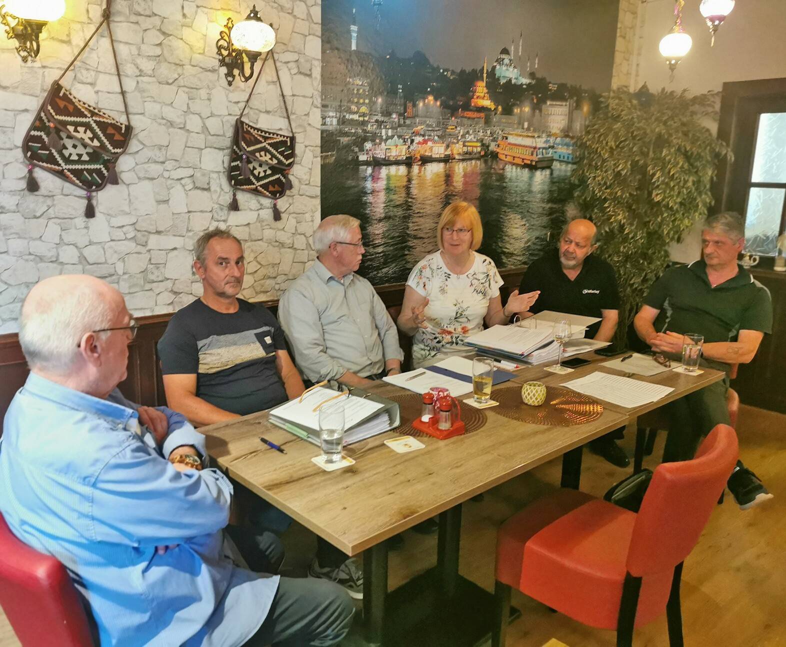 Bei der Jahreshauptversammlung (v.l.): Helmut Heyer (Beisitzer), Uwe Zöllner (2. Vorsitzender), Dr. Paul Schrömbges (Vorsitzender), Brigitte Wagner (Schatzmeisterin), Mohamed Faruq Faruqi (Lagerleiter) und Valerij Eske. 