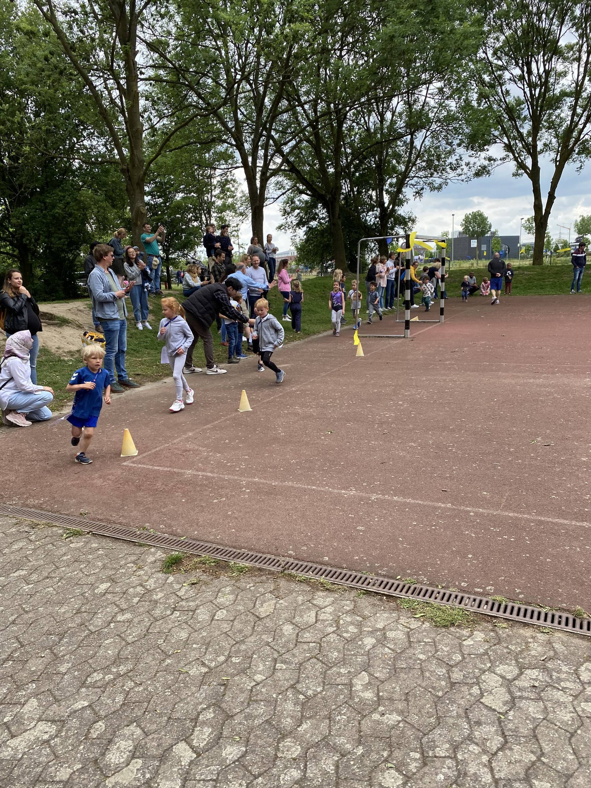  Runde um Runde liefen die Kinder für den guten Zweck. 