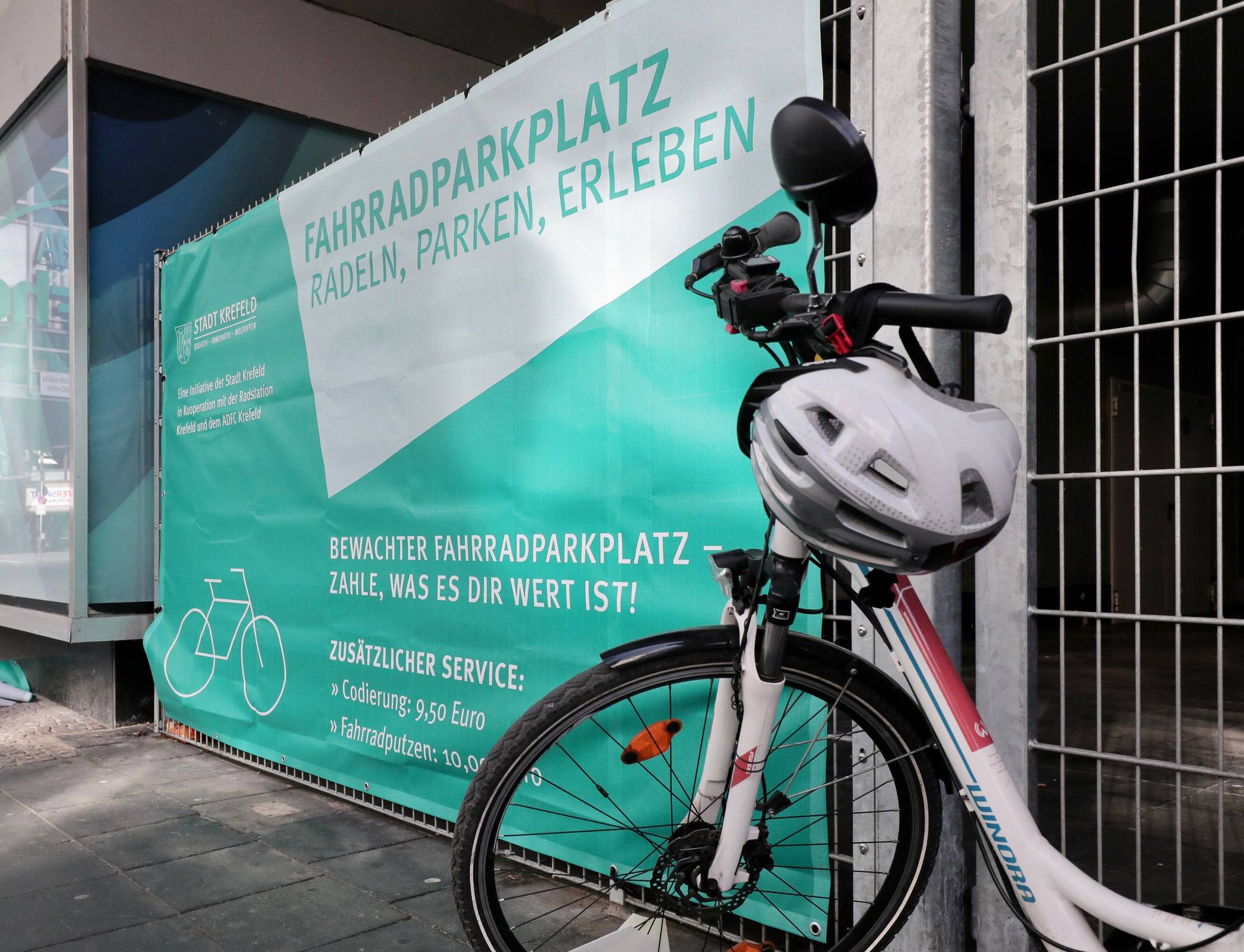  Der bewachte Fahrradparkplatz an der Königstraße hat vorerst jeden Samstag geöffnet. Foto: Stadt Krefeld, Presse und Kommunikation 