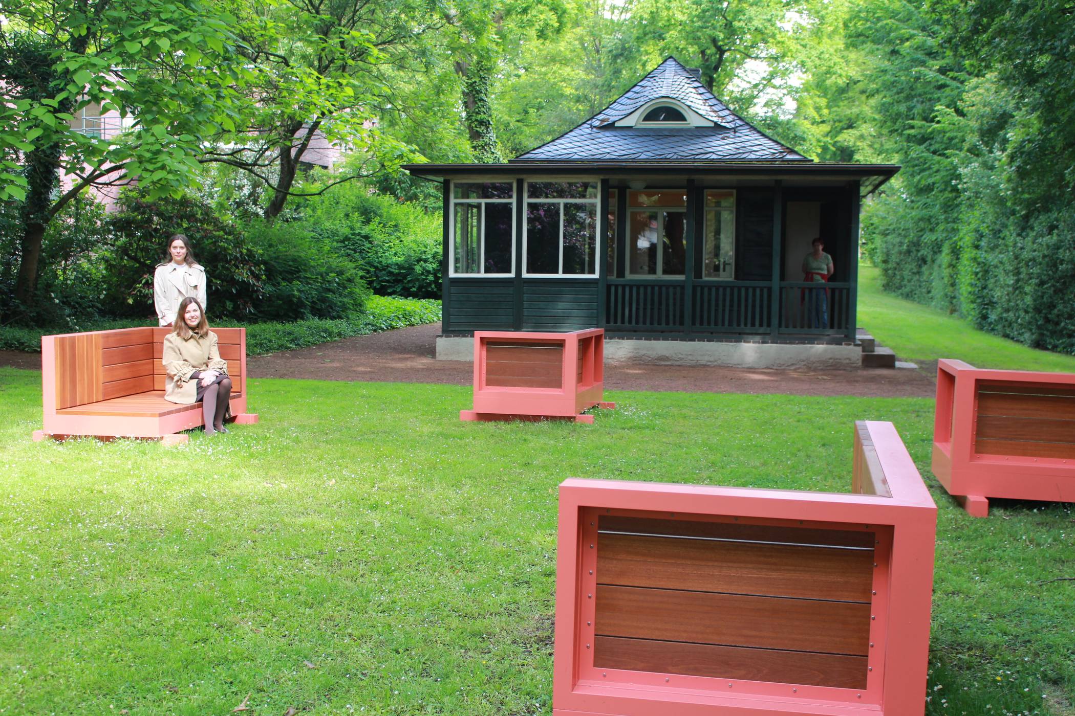  Lust zum Verweilen: Museumsdirektorin Katia Baudin (sitzend) und Kuratorin Juliane Duft präsentierten im Frühjahr die stilvollen Designer-Bänke, die jetzt den Park vor dem Gartenhaus bereichern - und auch genutzt werden können. Von diesem Sonntag, 3. Juli, an werden die Besucher im Gartehaus immer sonntags auch bewirtet. Foto: Müller 