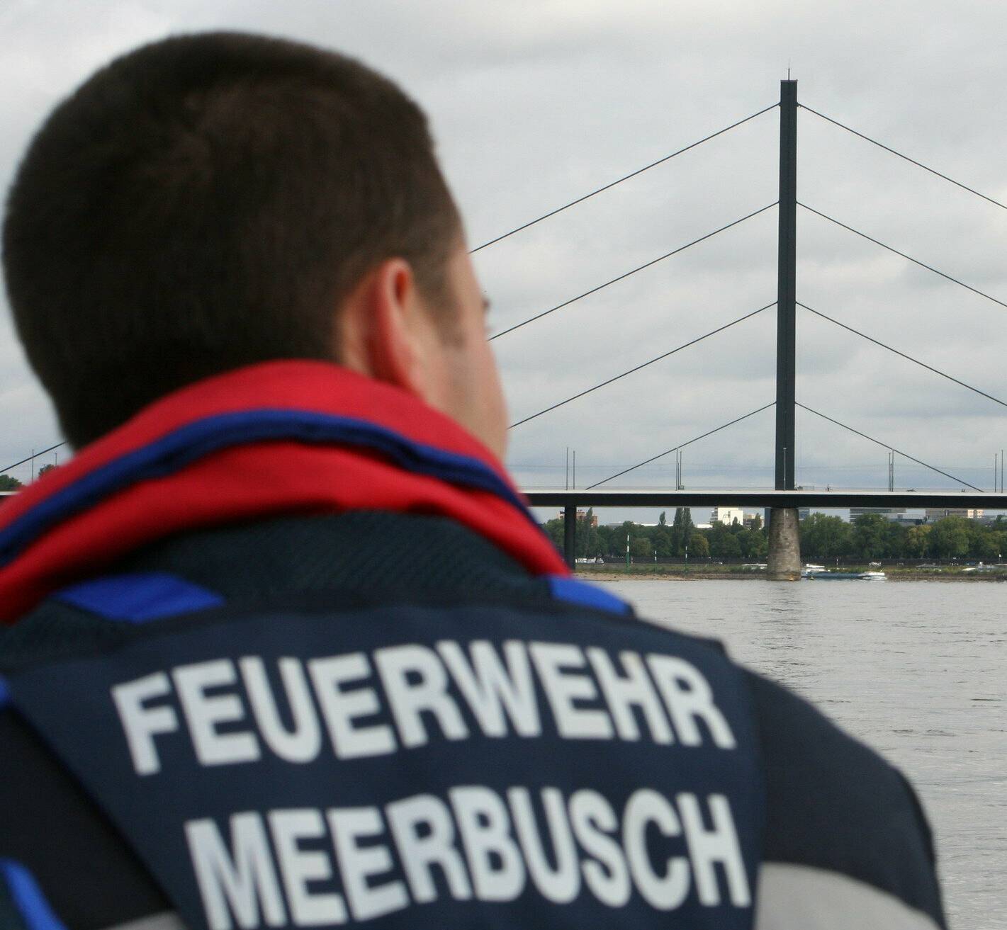  Die Feuewehr Meerbusch warnt vor dem Schwimmen im Rhein. 