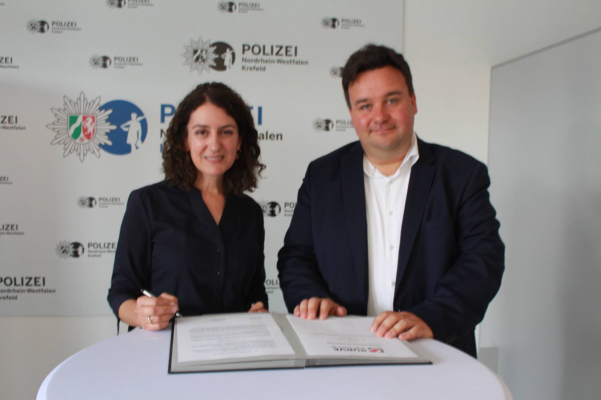 Unterzeichnen im Polizeipräsidium den Kooperationsvertrag: Krefelds Polizeipräsidentin Ursula Mecklenbrauck und Stadtdirektor Markus Schön. Gemeinsam versuchen Polizei, Pädagogen und Jugendämter, die jungen Straftäter vor dem endgültigen Absturz zu bewahren.