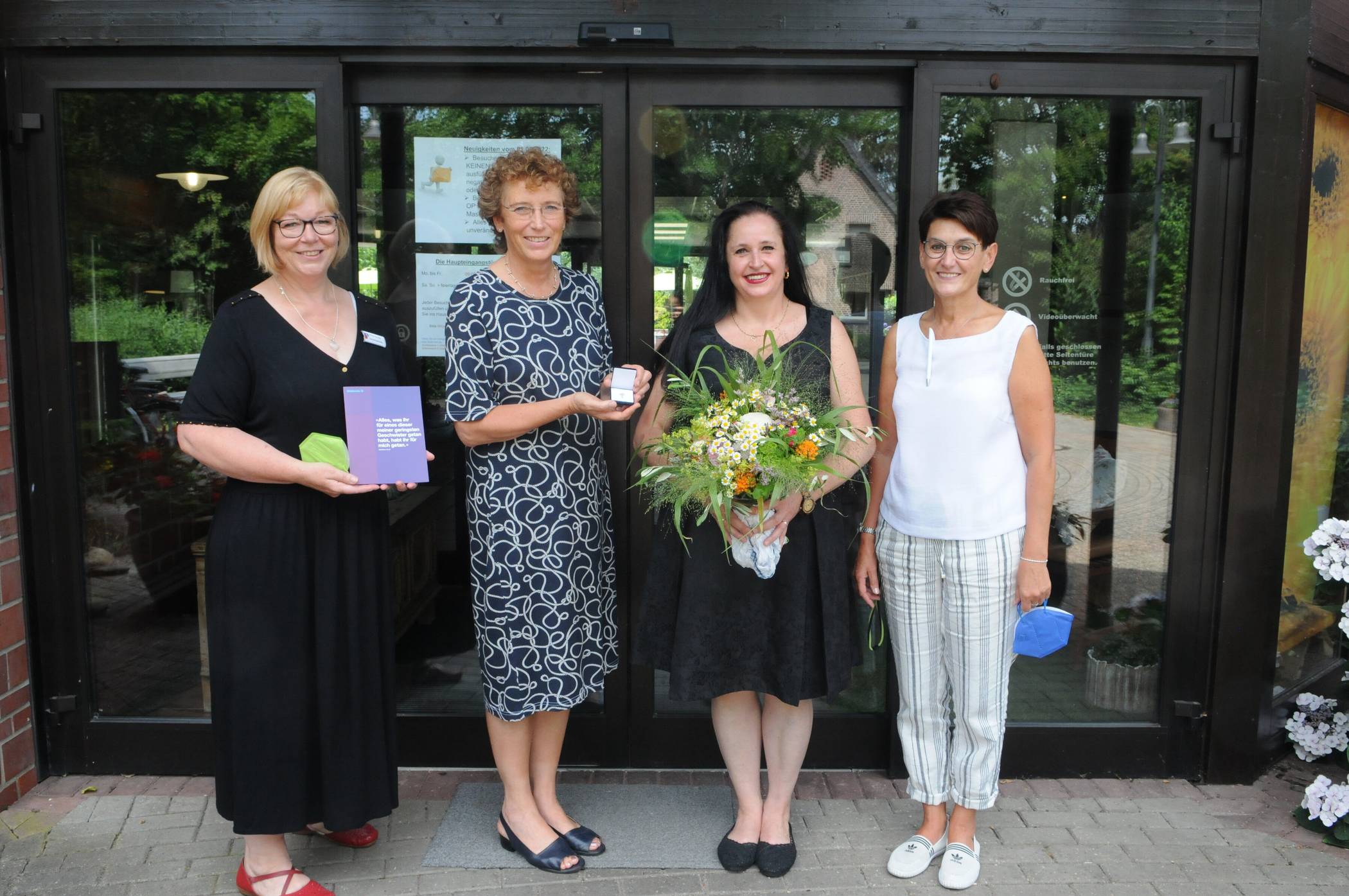 Bei der Verleihung (v.l.): Einrichtungsleiterin Dörthe Krüger, Direktorin Annegret Puttkammer, Jubilarin Grazyna Bator und Wohnbereichsleitung Valentina Kolnabrizki.