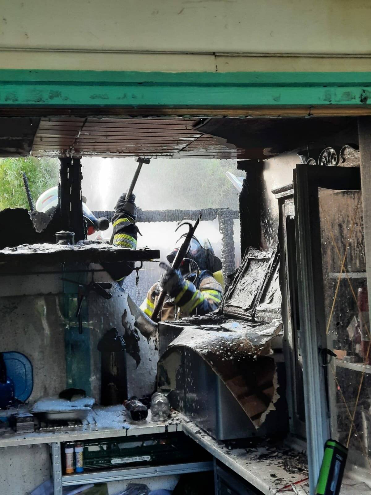  Die Feuerwehr Meerbusch musste am Donnerstagabend einen Brand in einer Gartenlaube löschen. 