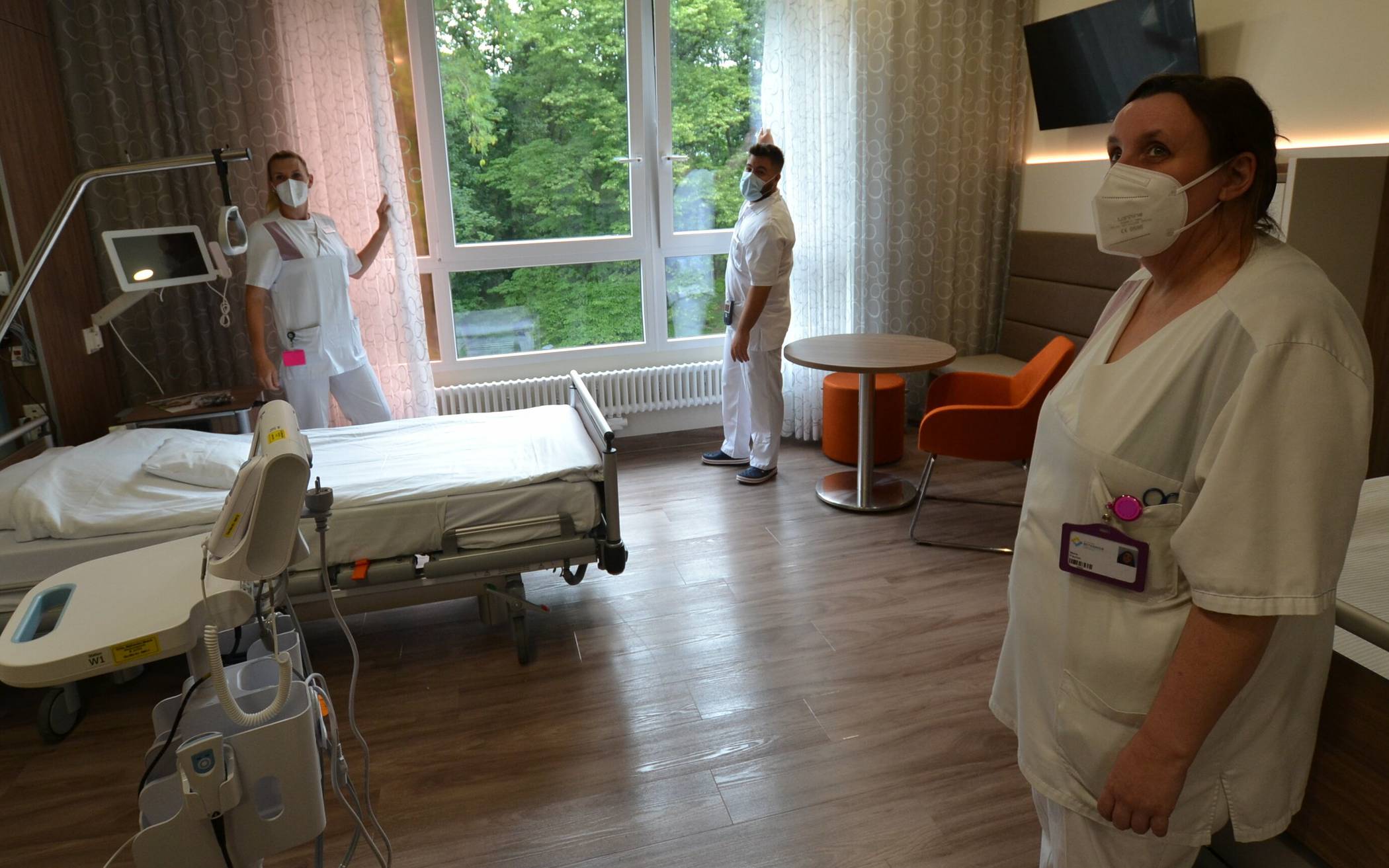  Melanie Janoschka, Gianluca Doppio und Maria Fischer (v. l.) zeigten eins der Doppelzimmer des neuen Bettenhauses im Bethanien. 