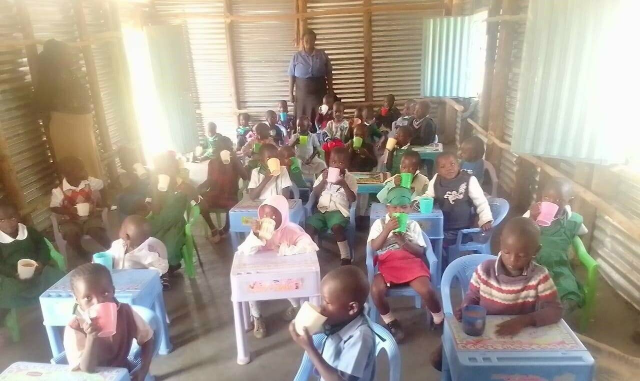  Der zeit werden die 54 „OLDRI-Kinder“ in einem provisorischen Schulhaus aus Wellblech unterrichtet. 