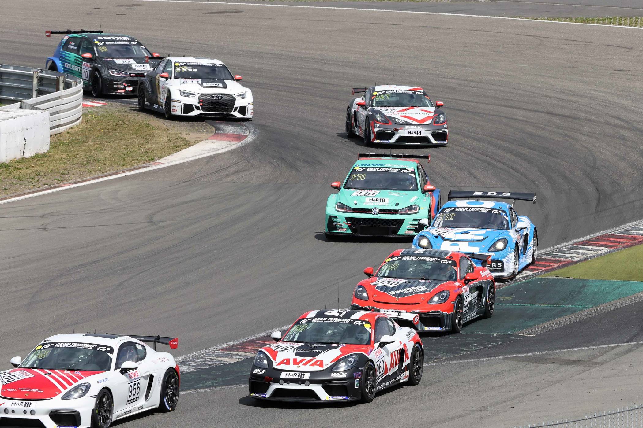  Mit dem im Bild an fünfter Position liegenden Golf geht’s los: Alle vier Autos des Max-Kruse-Racing-Teams hintereinander! 