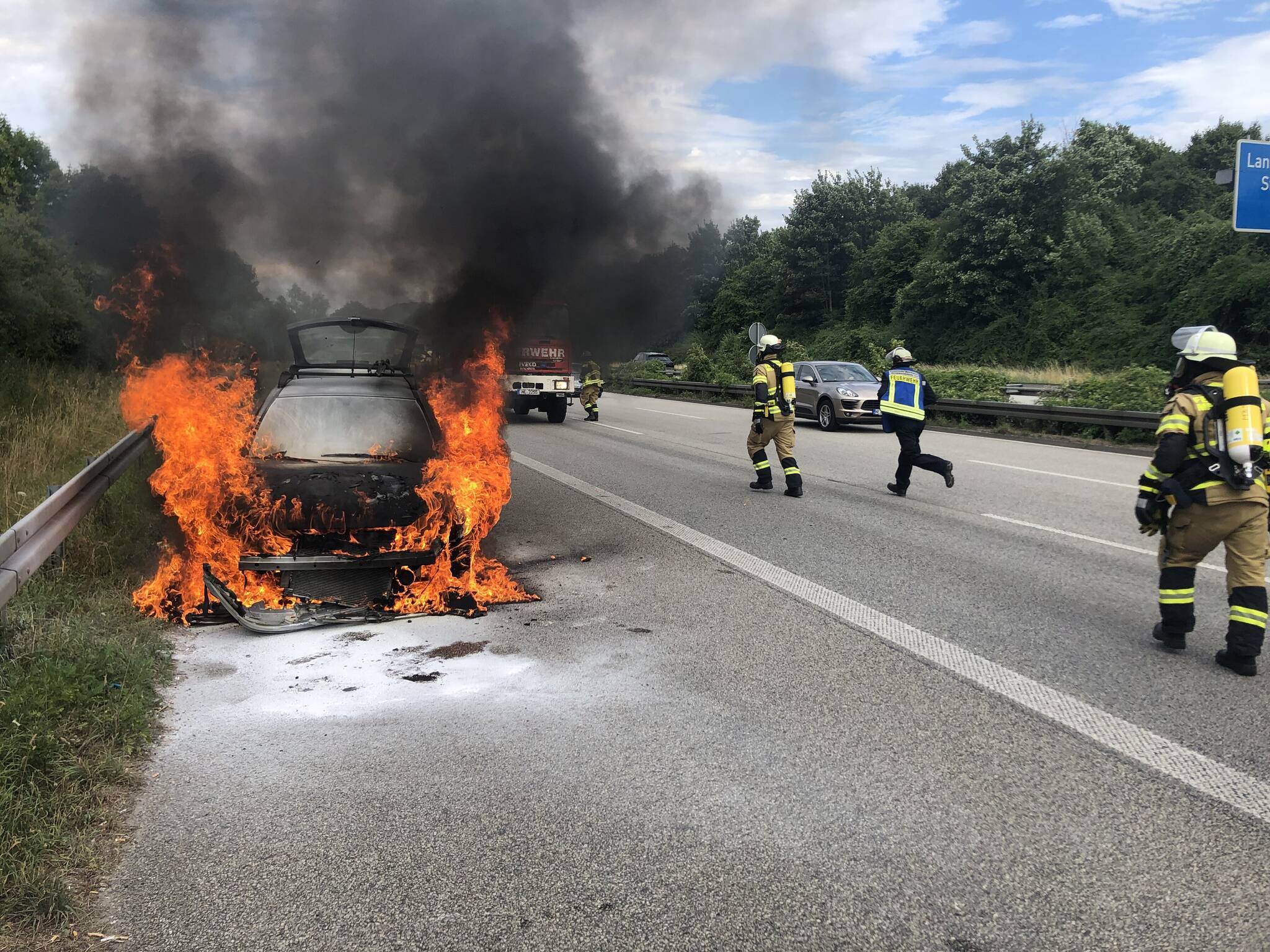  Mit 15 Einsatzkräften bekämpfte die Feuerwehr Meerbsuch am Mittwochabend einen Fahrzeugbrand auf der A44. 