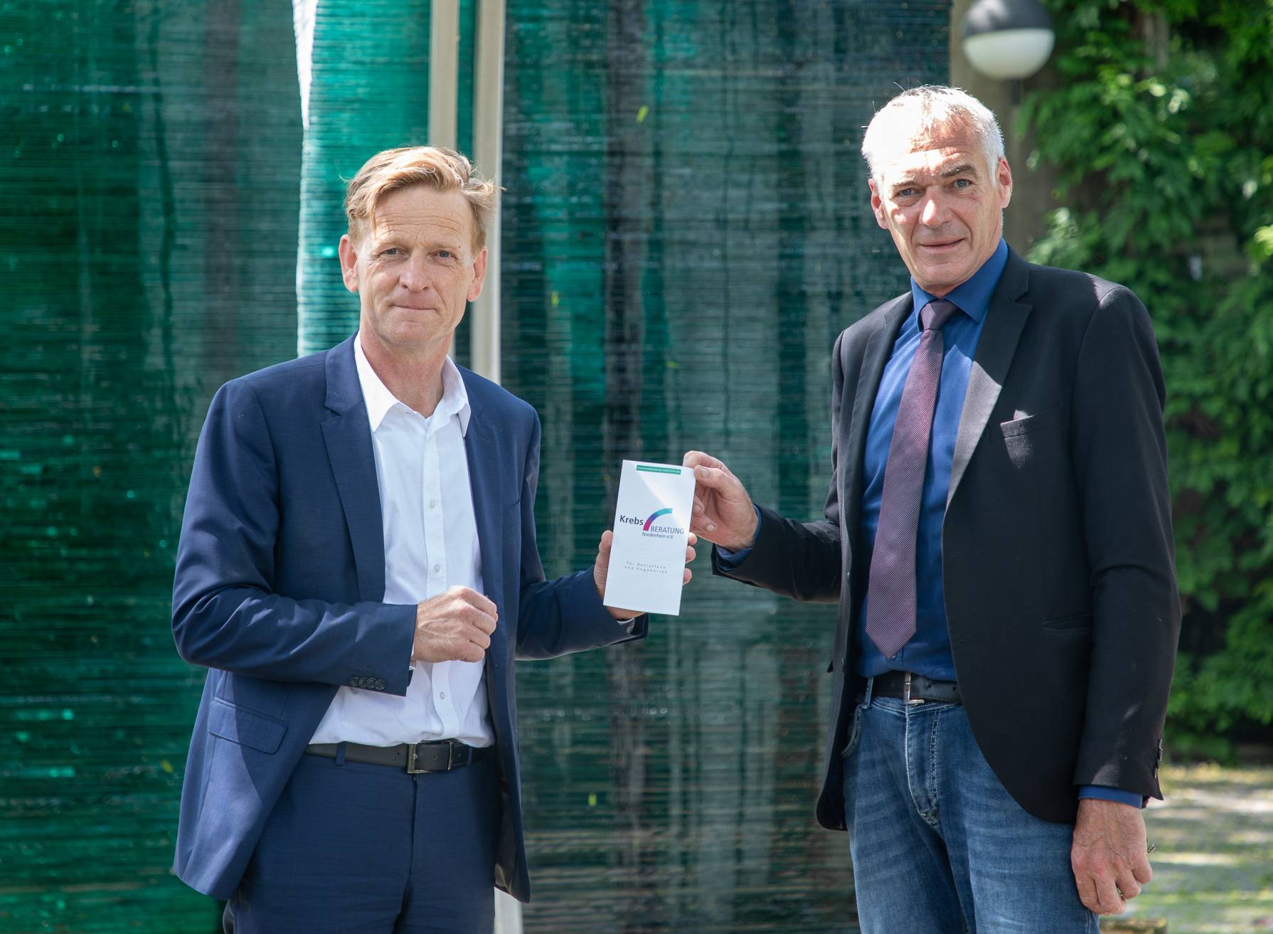  Bürgermeister Ralf Köpke (re.) mit Dr. Ralf Engels, Vorstand der Stiftung Bethanien Moers und Gründungsmitglied der Krebsberatung Niederrhein e. V. 