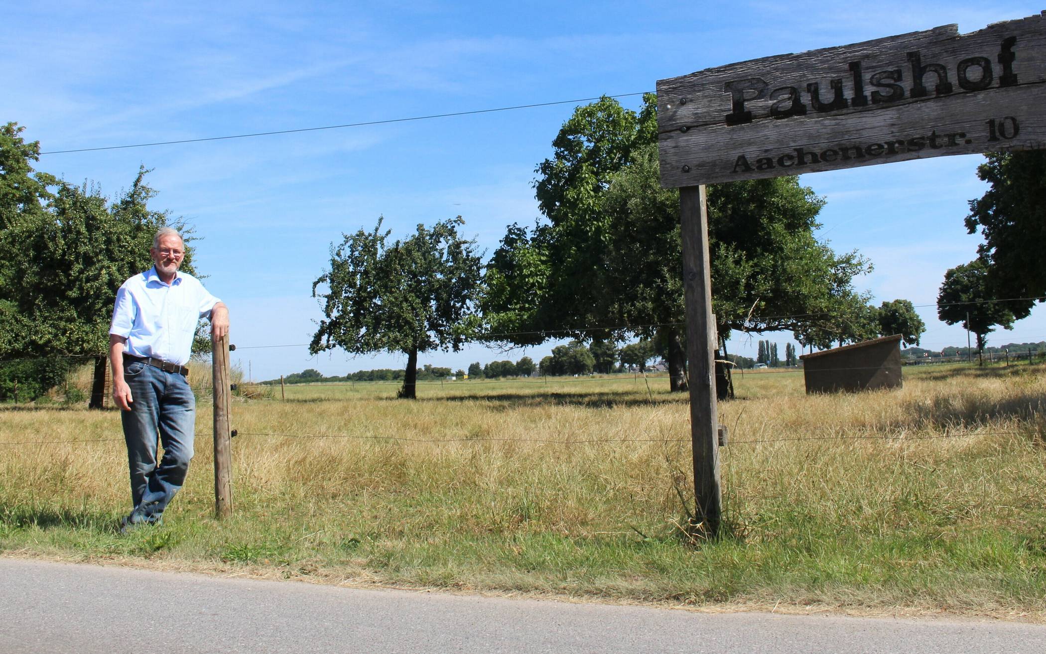 Trockene Wiesen und Weiden - auch Paul Christian Küskens, Landwirt und Vorsitzender der Kreisbauernschaft Krefeld-Viersen, hat mit dem trockenen Sommer zu kämpfen.  