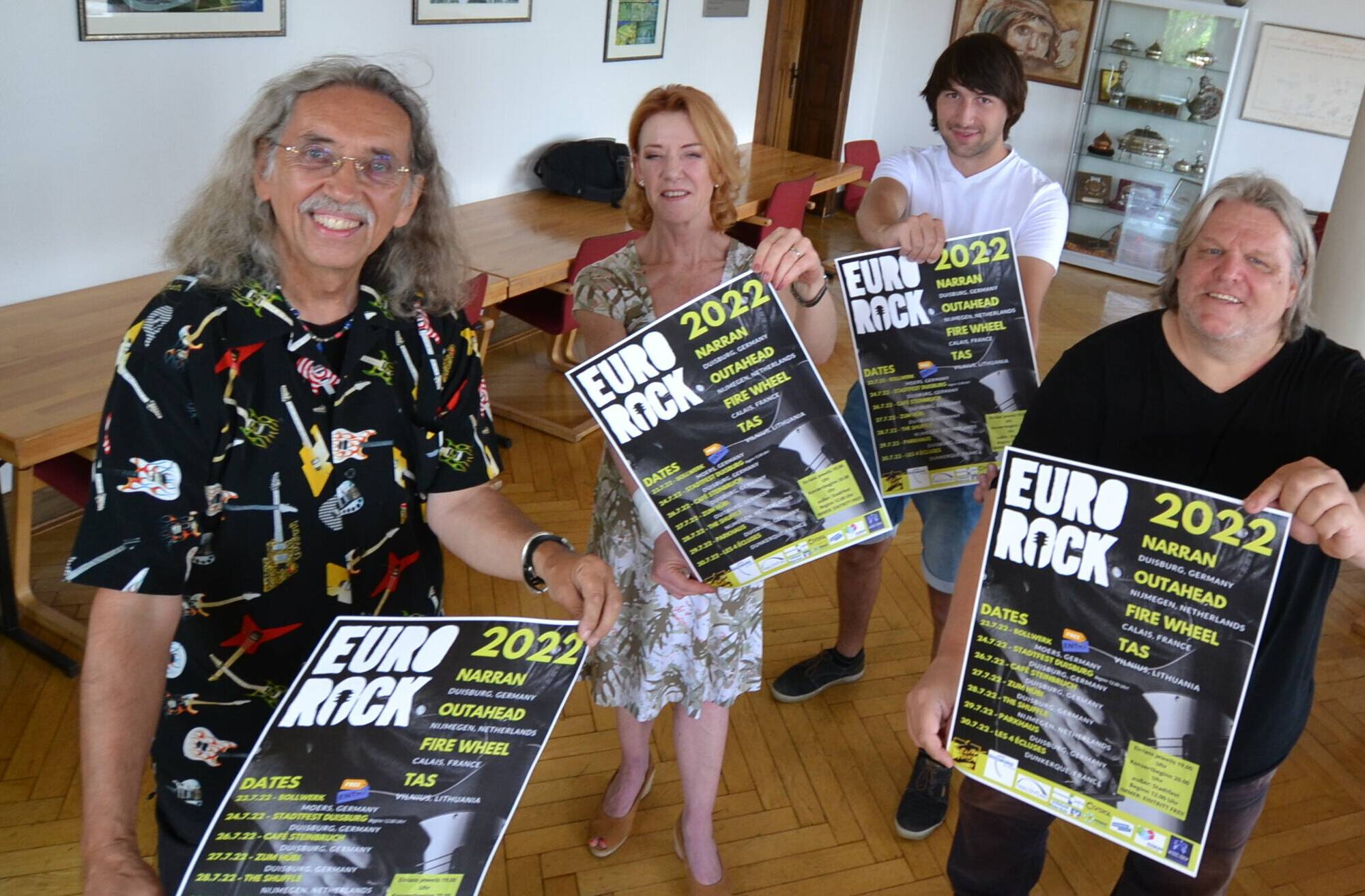  Peter Bursch, Petra Schröder von den Duisburger Kulturbetrieben, Justus Rembarz von Narran und Daniel Jung vom Kulturbüro werben mit Körperspannung für Euro Rock 2022. 