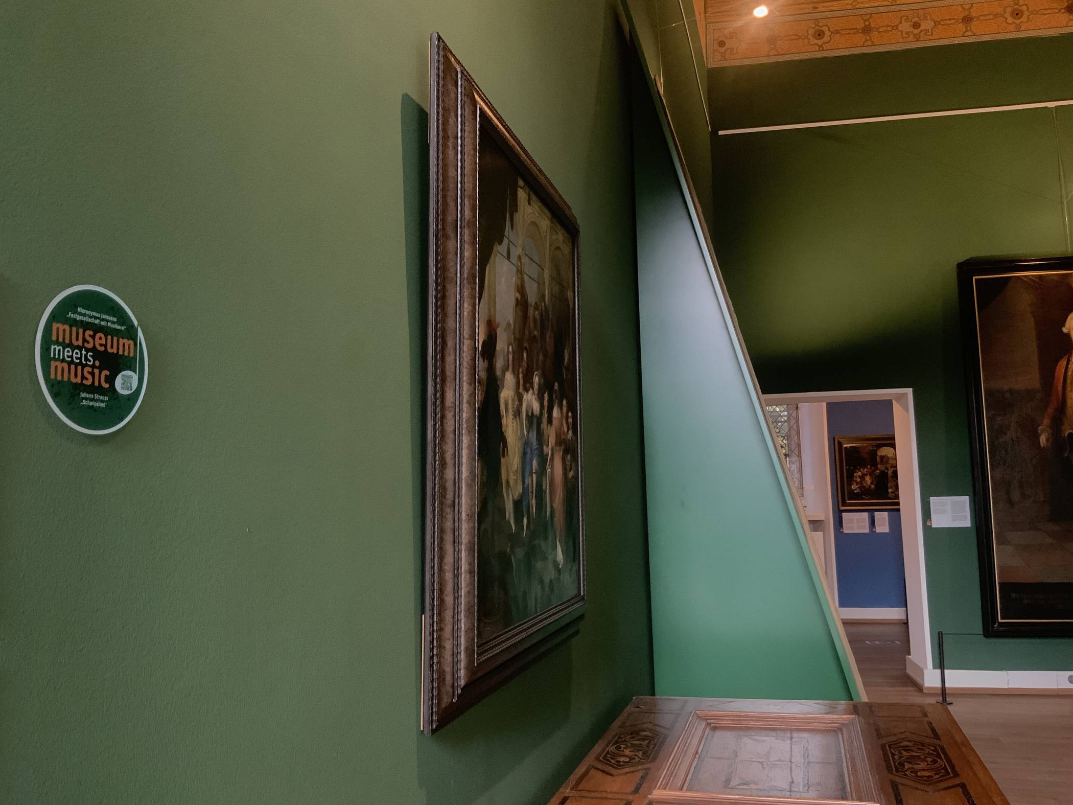 Mit kreisrunden Aufklebern werden die Museumsbesucher auf das Zusatzangebot aufmerksam gemacht.  