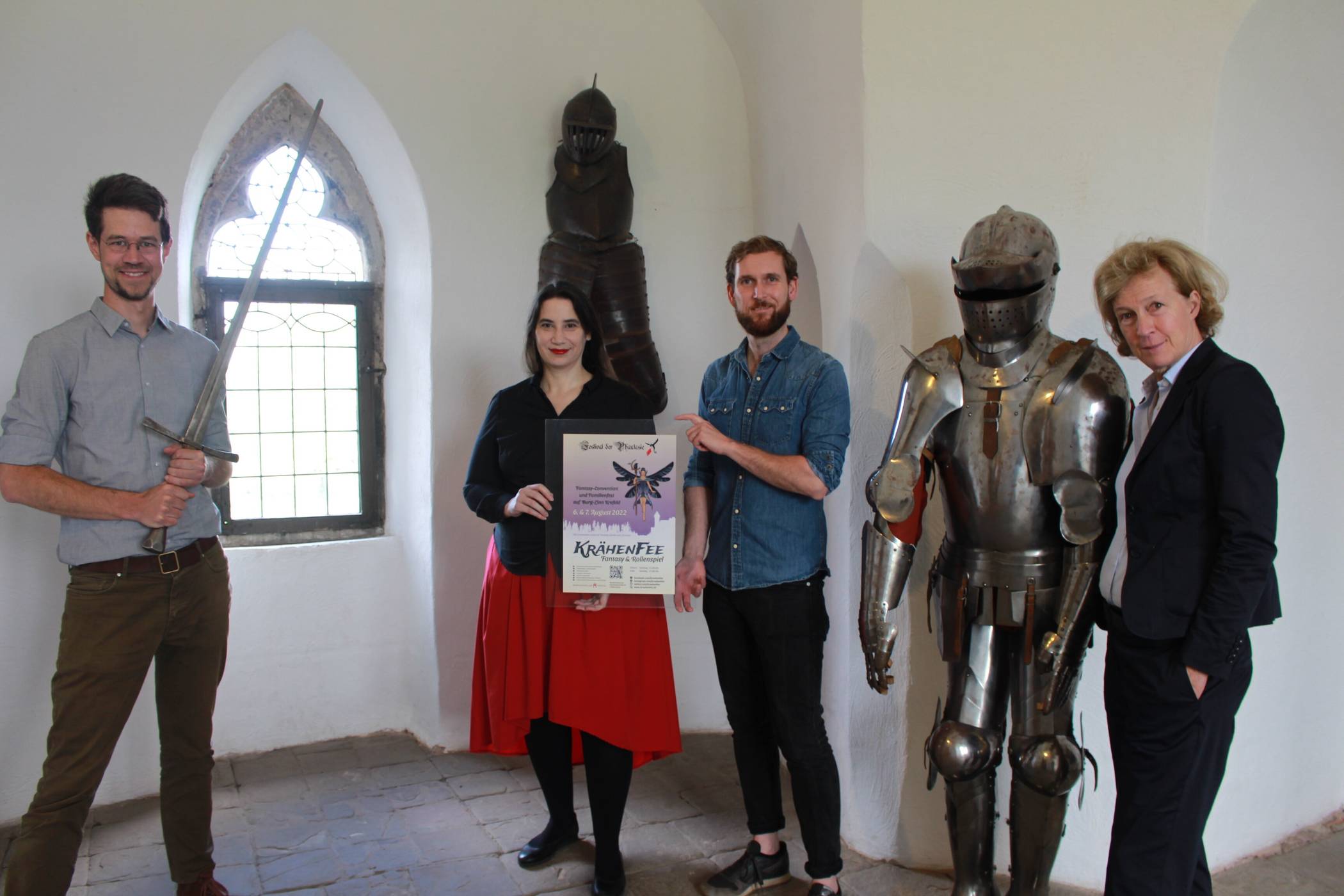 Die Burg Linn bildet das passende Ambiente für Mittelalter-Spiele. Dazu laden ein: (v.r.) Kulturbeauftragte Dr. Gabriele König, Museumsleiter Dr. Boris Burandt, die Vorsitzende des Vereins Krähenfee Michaela Sorger und Museumspädagoge Matthias Ackermann. Foto: Müller