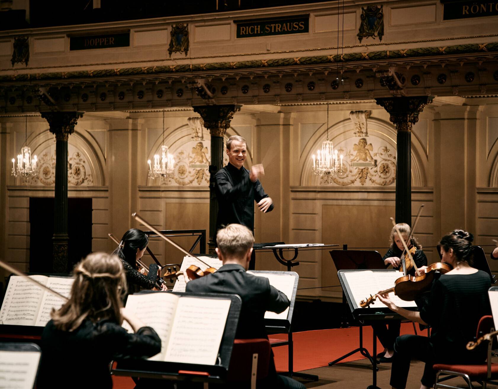Das Orchester der deutschen Kammerakademie Neuss verzaubert am 14. August das Publikum auf Schloss Krickenbeck.  