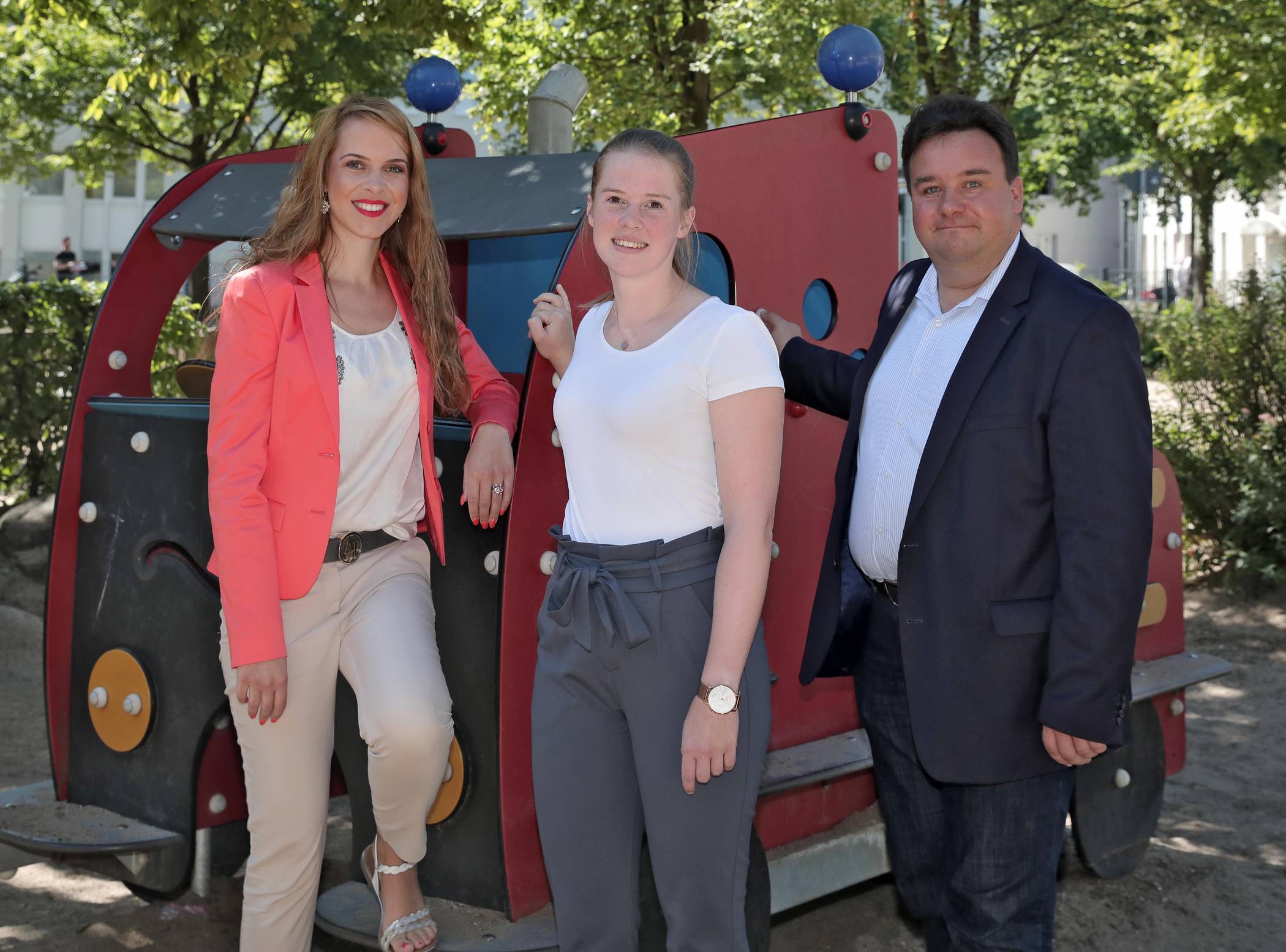  Koordinatorin Kinderfreundliche Kommune, v.l.:Sabrina Lesch, Leiterin Koordinierungsstelle für Gemeinwesenarbeit,  Wiebke Kramer Koordinatorin Kinderfreundliche Kommune , Stadtdirektor Markus Schön. Fotograf: Stadt Krefeld, Dirk Jochmann 