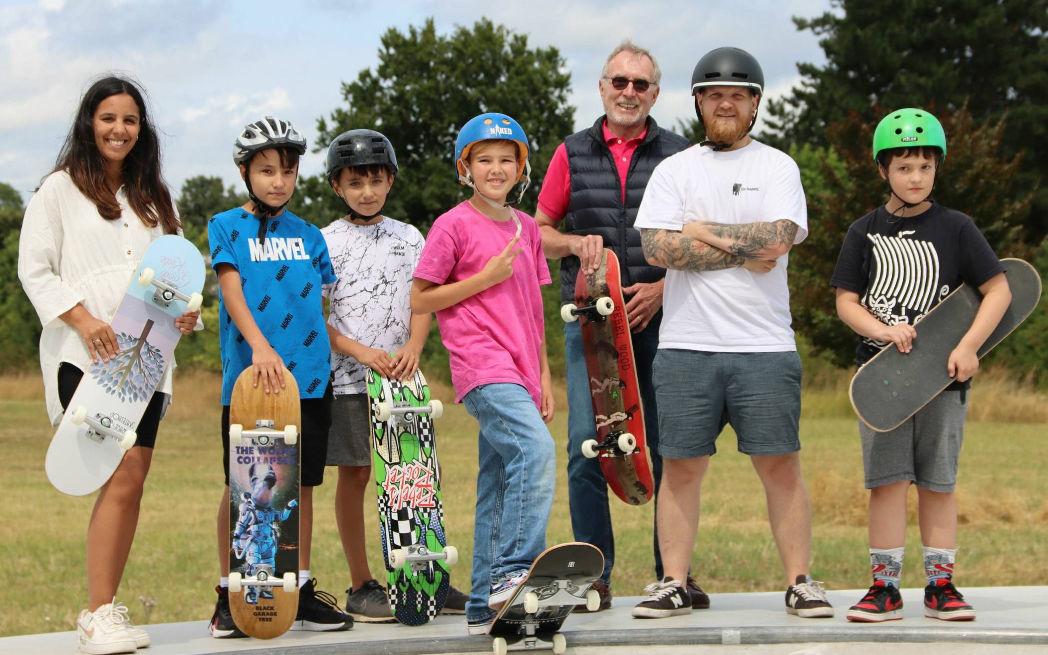  May Peraus (l.) und Arne Klar (2. v. r.) von der mobilen Jugendarbeit freuen sich mit den Kindern und Jugendlichen über die Spende, die Gerd Neusen (3. v. r.) vom Lions-Club überreichte. 