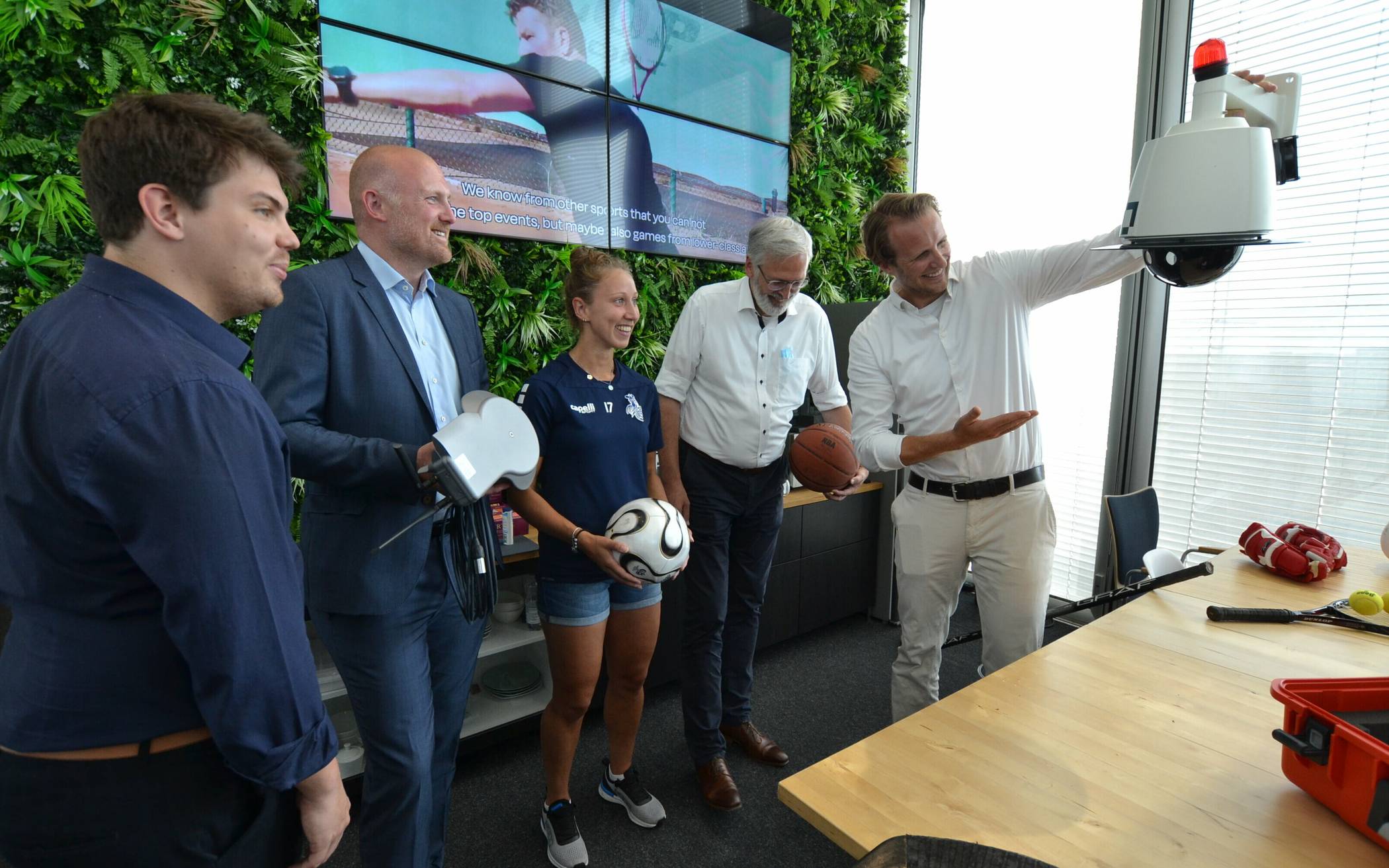  Staige-Geschäftsführer Marvin Baudewig, Oberbürgermeister Sören Link, Yvonne Zielinski, Spielführerin des Frauenfußball-Bundesligisten MSV Duisburg, Johannes Hümbs vom Sponsor Sparkasse und Staige-Geschäftsführer Jan Taube (v. l.) mit einer Kamera. 