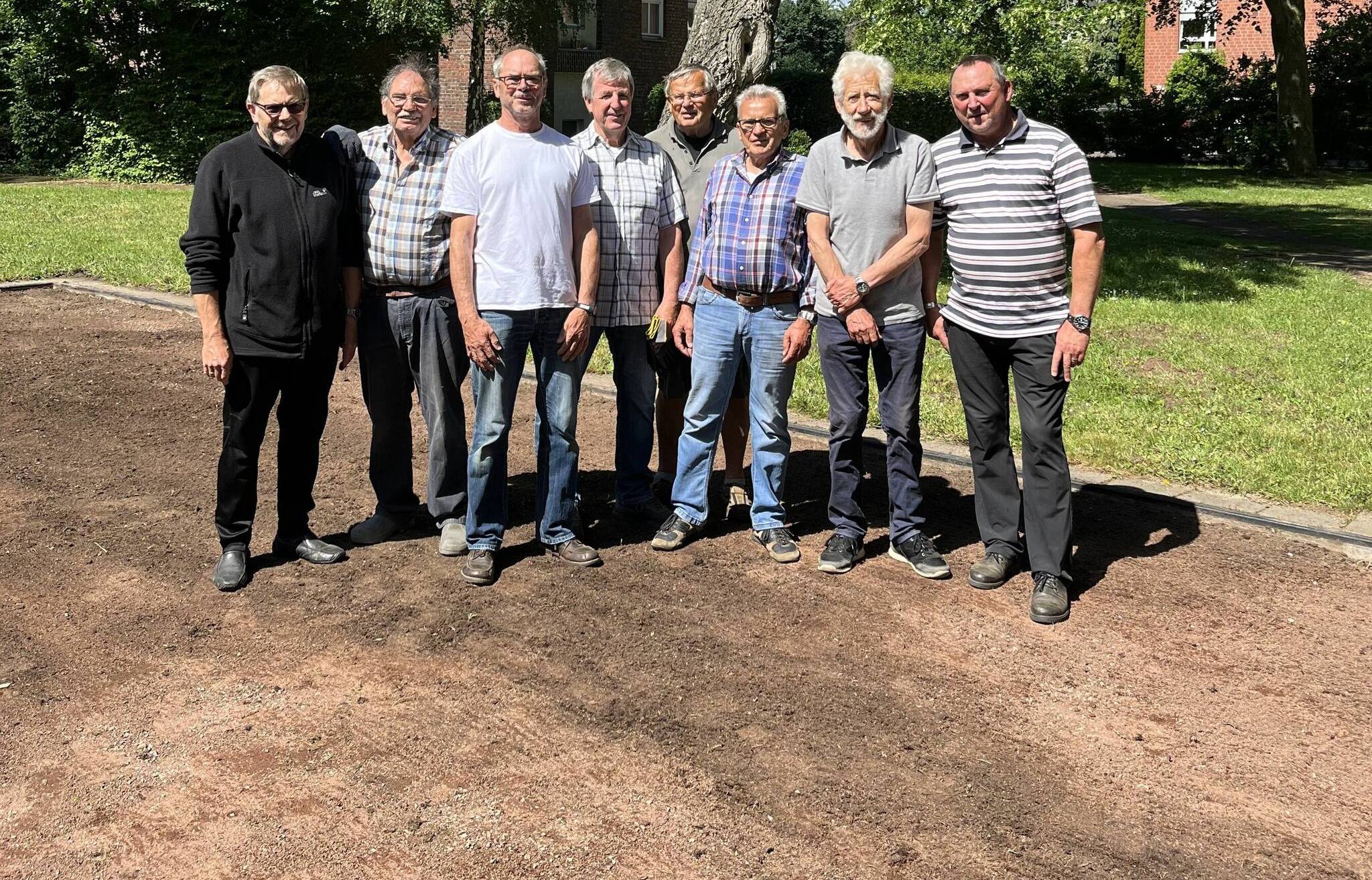 Das „Instandsetzungsteam“ gutgelaunt auf der neuen