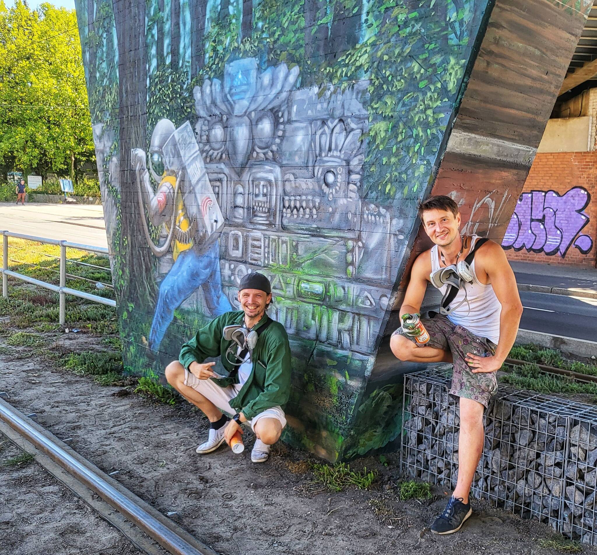 Im Auftrag der SWK: Krefelder Graffiti-Künstler verschönern Brückenpfeiler