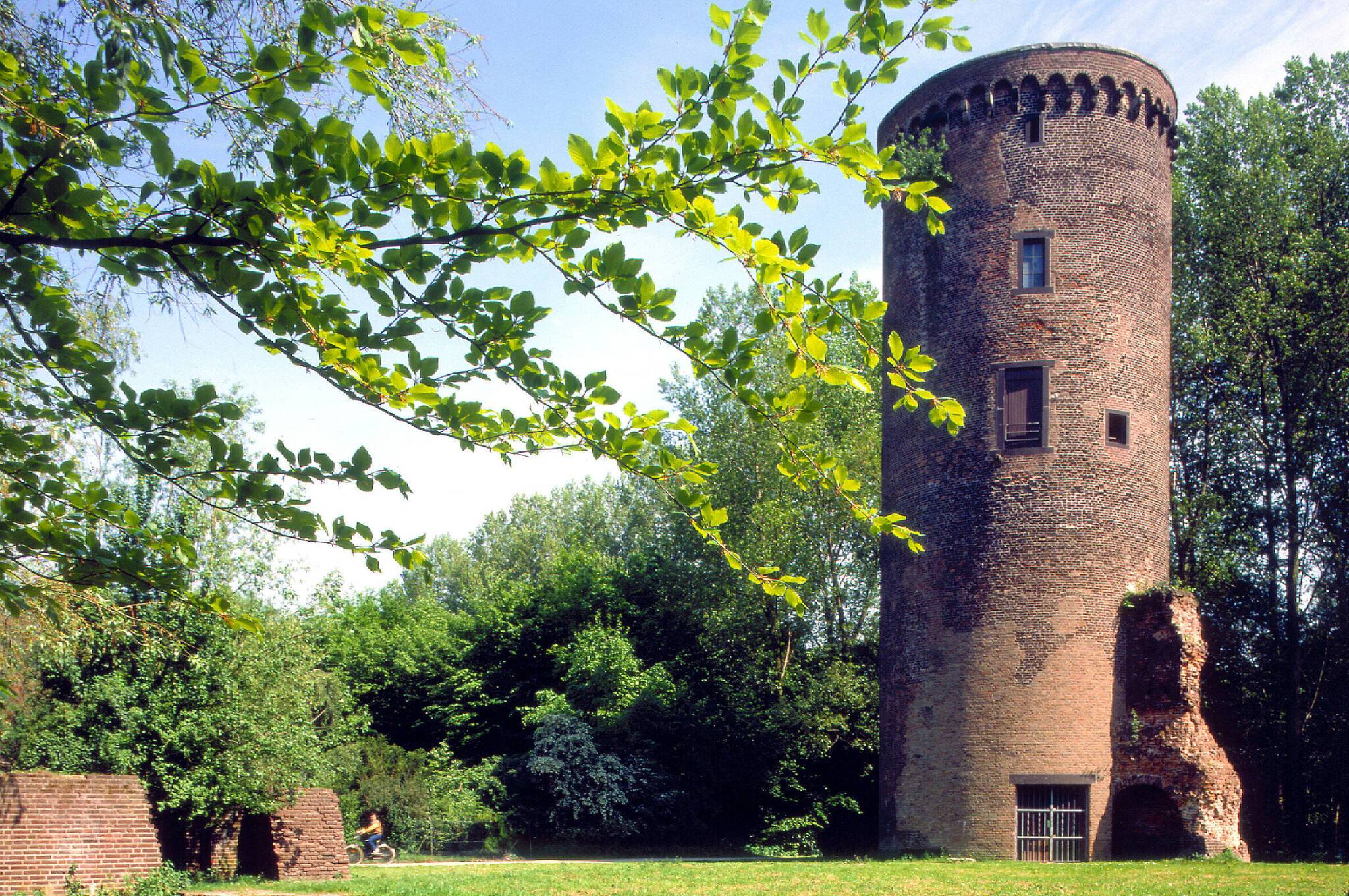  Die Radroute des Monats August führt auf den Spuren alter Bahntrassen auch vorbei an der Ruine der Burg Uda in Oedt. 