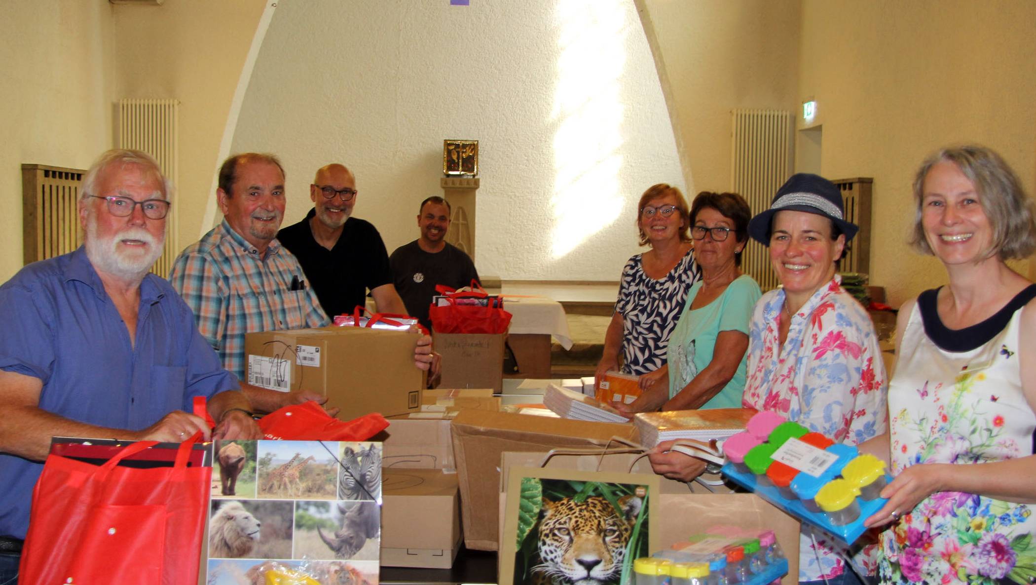  In der Kapelle des ehemaligen Konvikts packen die Ehrenamtlichen der Schulmaterialkammer die Basispakete zum Schulbeginn. Ganz links: Georg Welp, ganz rechts: Andrea Kabs-Schlusen von der Sparkasse am Niederrhein. 