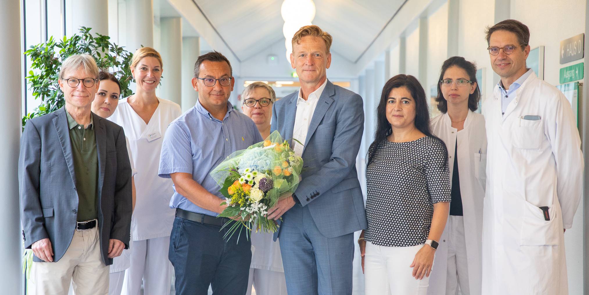  Chefarzt Dr. Ali Yüce (vorne 2. v. l.) erweitert mit einer neuen Klinik seit August das Angebot im Bethanien. 