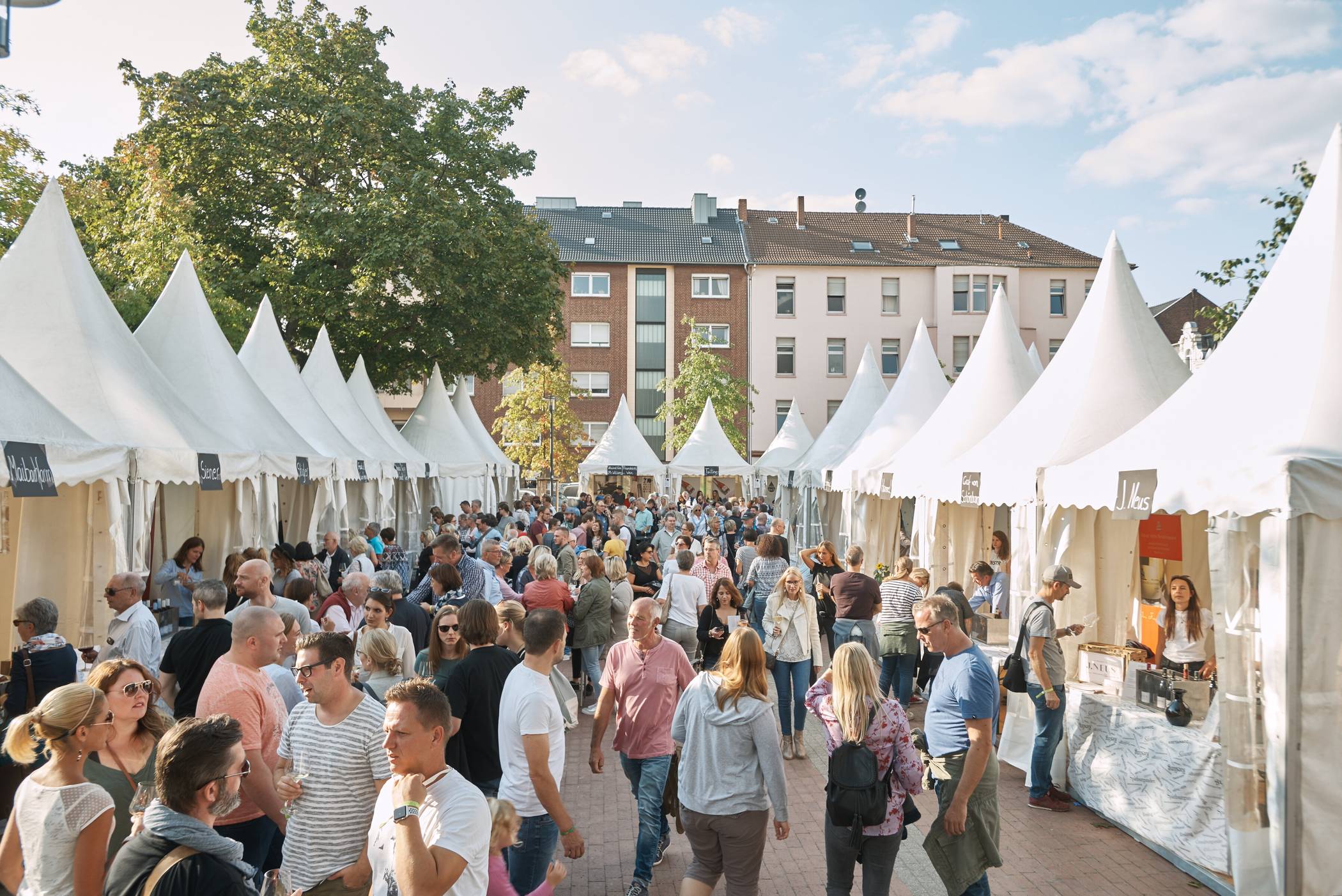  Weiße Pagodenzelte, 30 Top-Winzer, tolle Musik und gutes Essen, das ist das etwas andere Weinfest Gladbach [g]niessen auf dem Schillerplatz.  