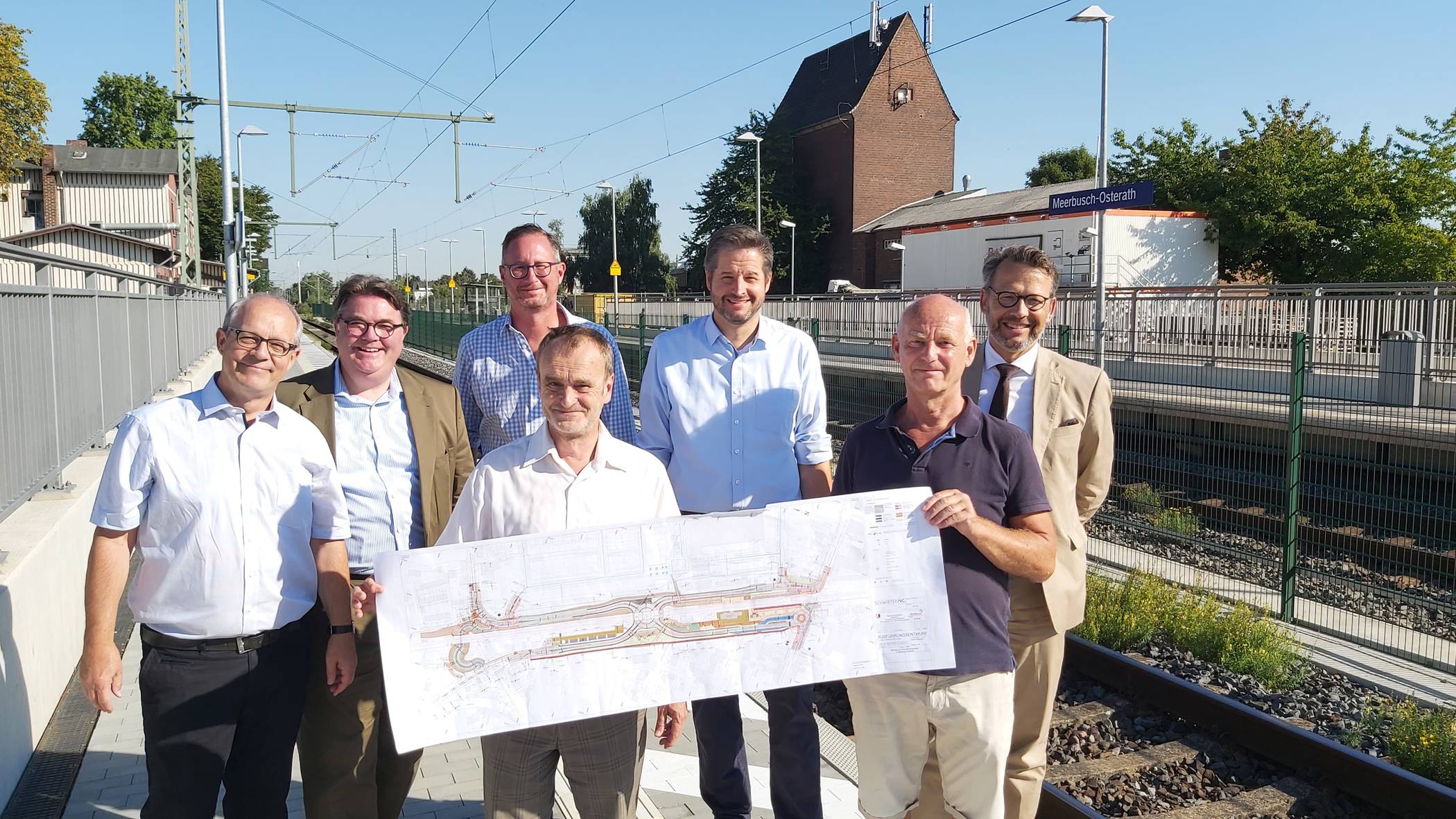  Gemeinsam mit den Bundestagsabgeordneten Ansgar Heveling (2.v.l), Bernd Reuther (3.v.l.) und Otto Fricke (r.) sowie den Ratsmitgliedern Ralph Jörgens (l.), Werner Damblon (Mitte) und Michael Berthold (2.v.r.) verschaffte sich Bürgermeister Christian Bommers einen Überblick über die aktuelle Situation am Bahnhof Osterath. 