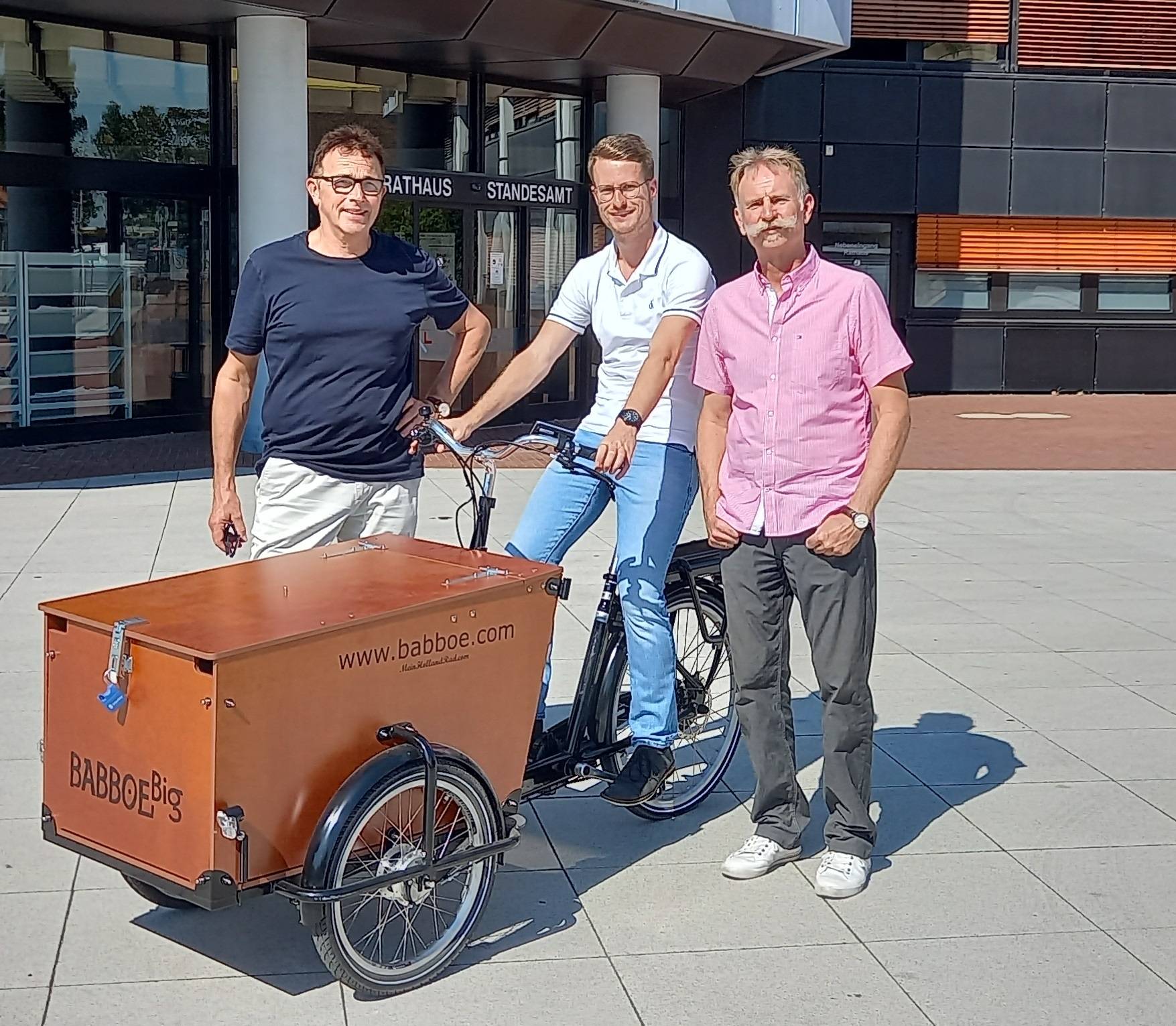 Der gebürtige Kamp-Lintforter Christopher Tittmann (m.) freut sich über seine neuen Aufgaben bei der Stadtverwaltung. Bürgermeister Christoph Landscheidt und Erster Beigeordneter Christoph Müllmann stellten den neuen Klimaschutzmanager vor. 