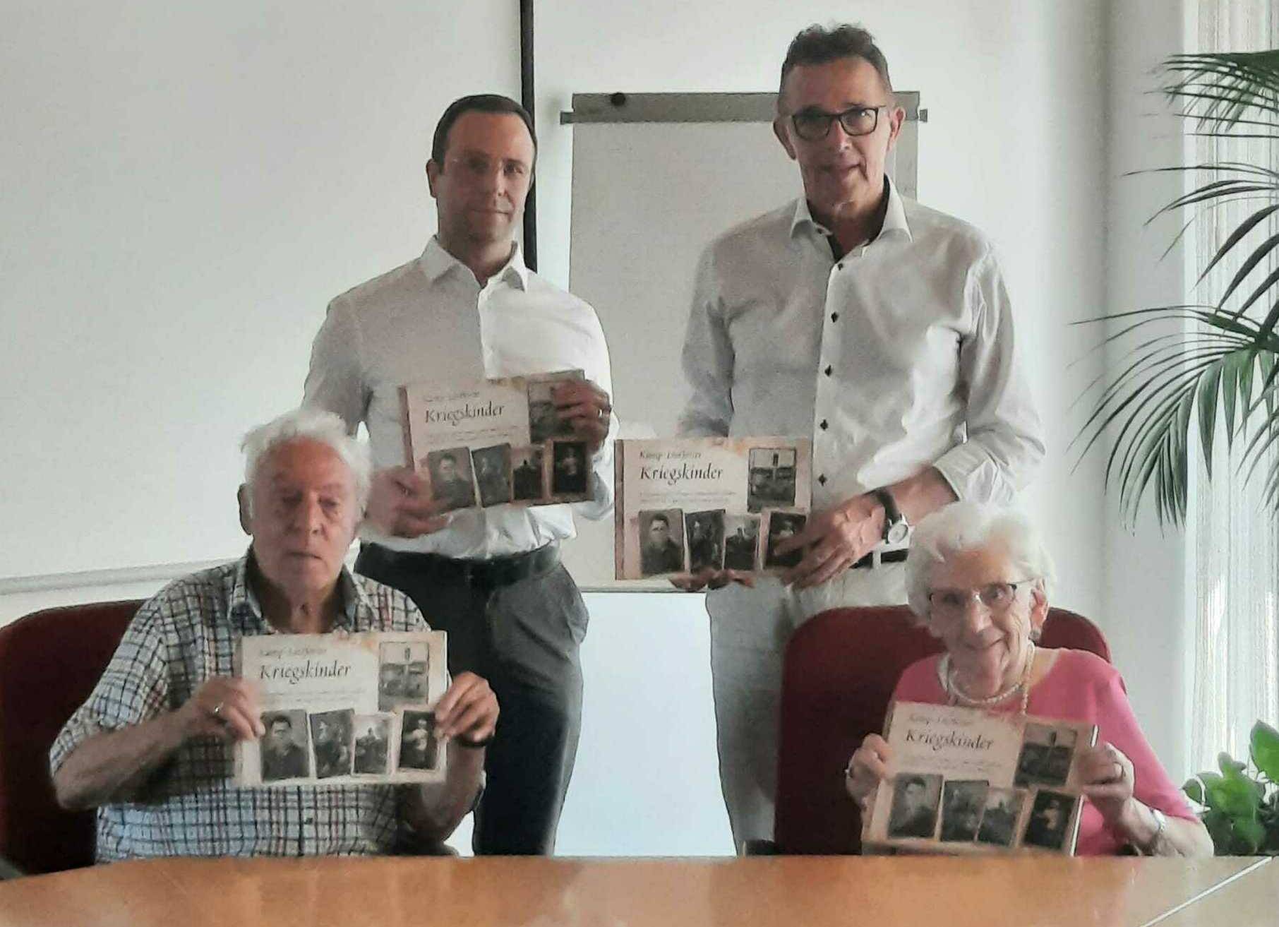  Vorne sitzend die Zeitzeugen Egon Reinert und Anneliese Raber, stehend dahinter Stadtarchivar Martin Klüners und Bürgermeister Christoph Landscheidt (v. l.). 