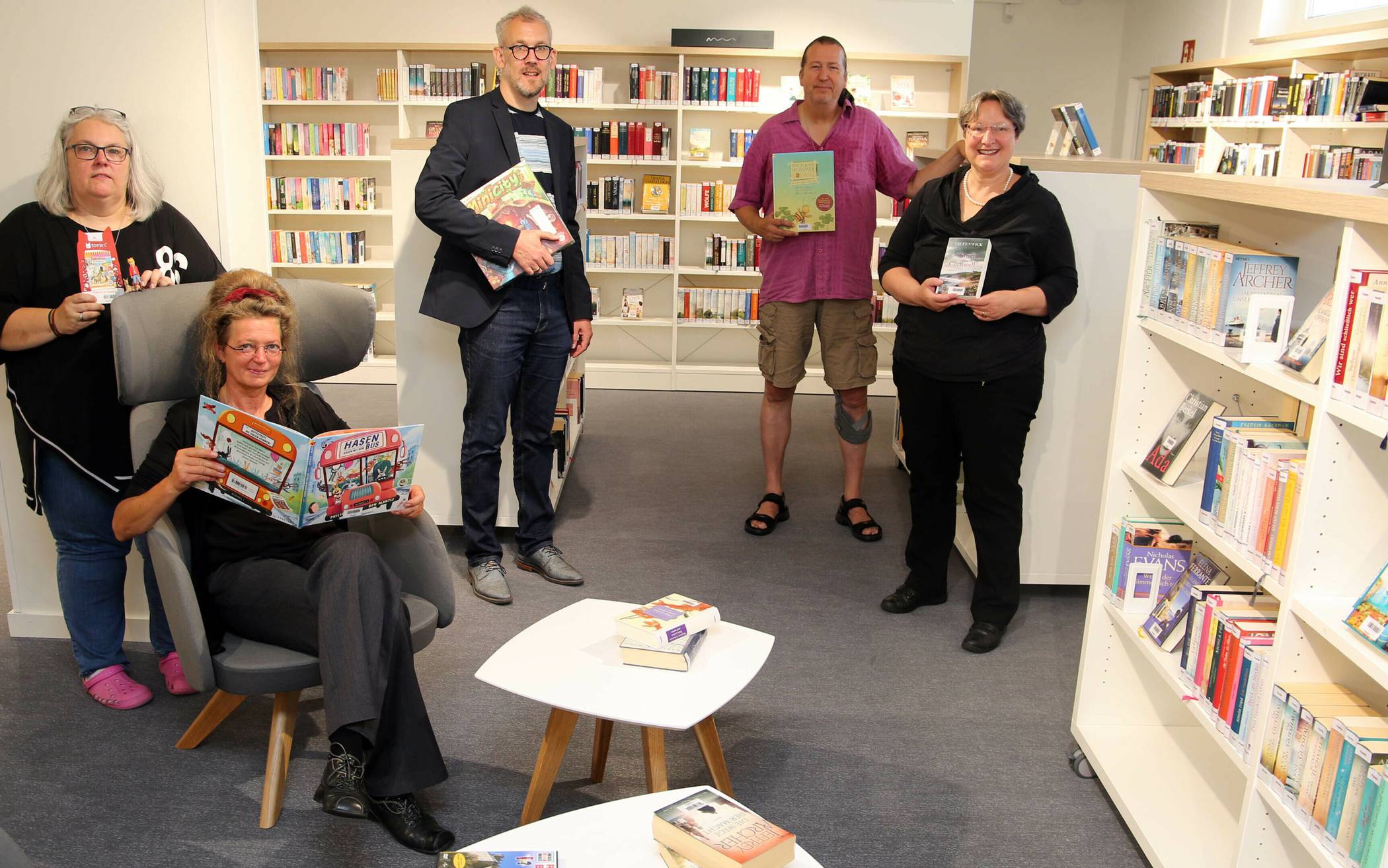  Zweigstellenmitarbeiterin Silja Kempin, Diana Finkele, Joachim Riegel, Volker Kuinke und Ursula Wiltsch (v. l.) freuen sich über den Start der neuen Bibliothekszweigstelle Repelen. 