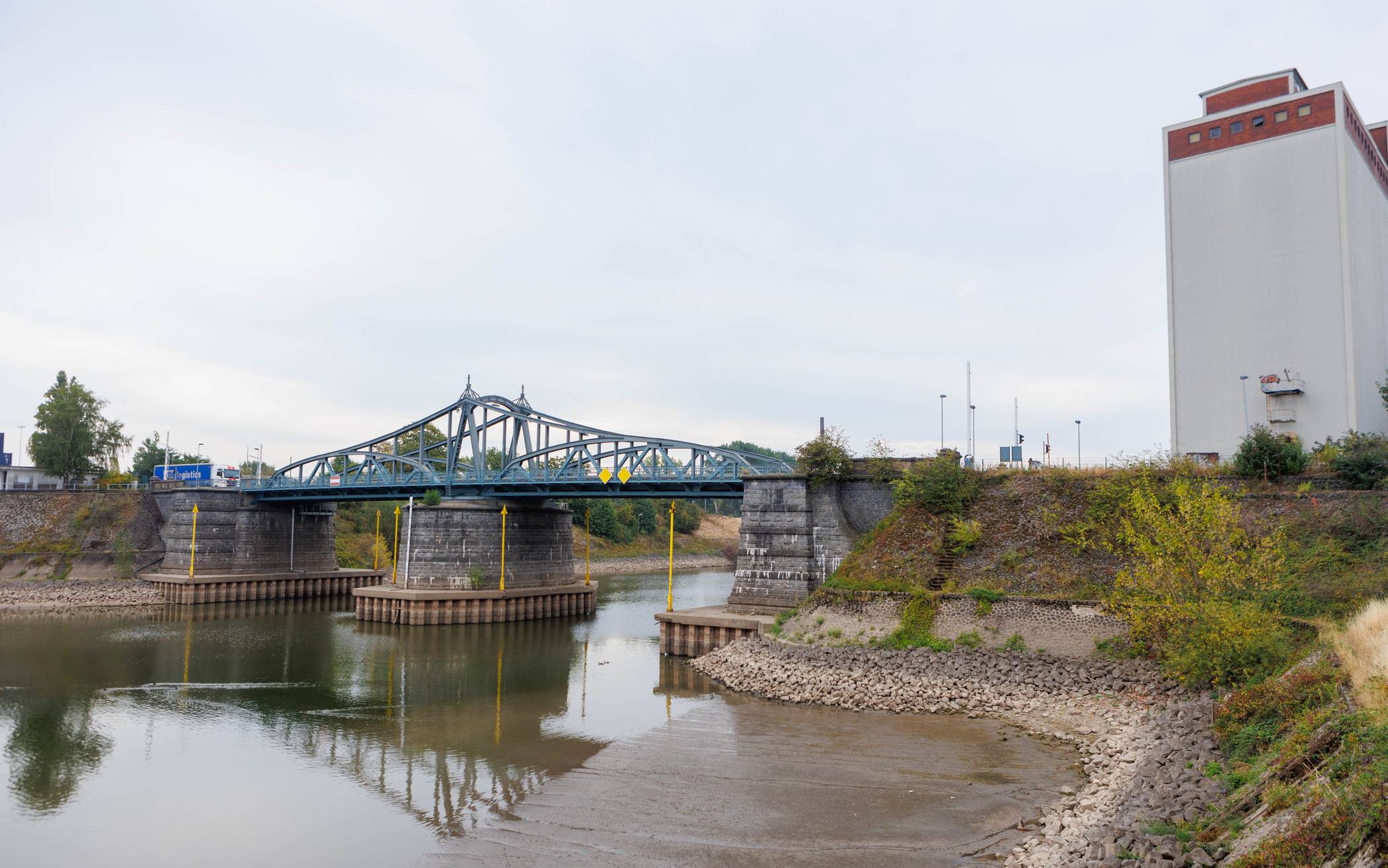Krefeld: Niedrigwasser im Rhein - Schifffahrt vor großen Problemen