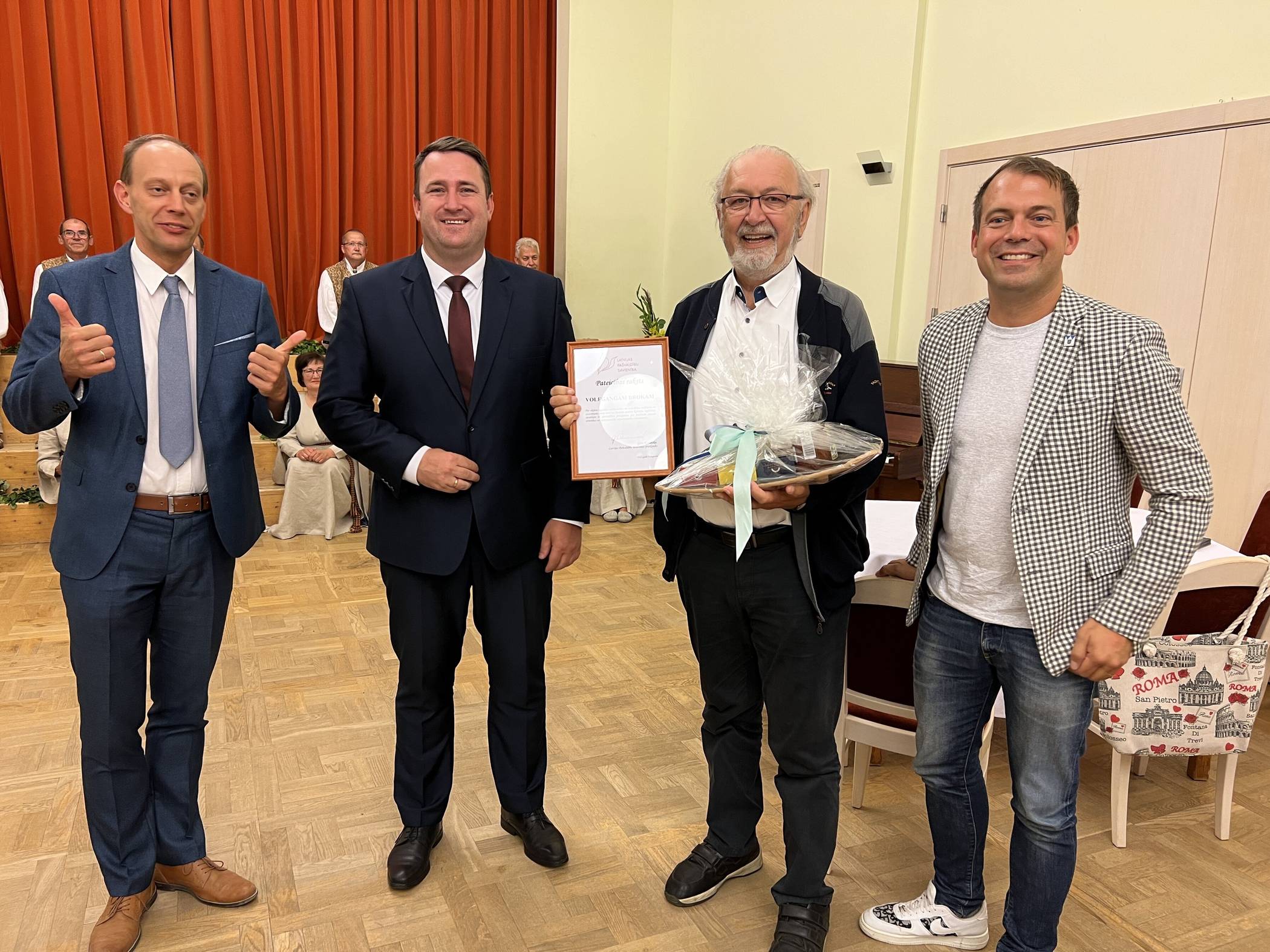  m Kulturzentrum von Smiltene Wolfgang Brock, der an der Wiege des deutsch-lettischen Freundschaftskreises stand und nach wie vor als dessen Spiritus Rektor fungiert, besonders geehrt 