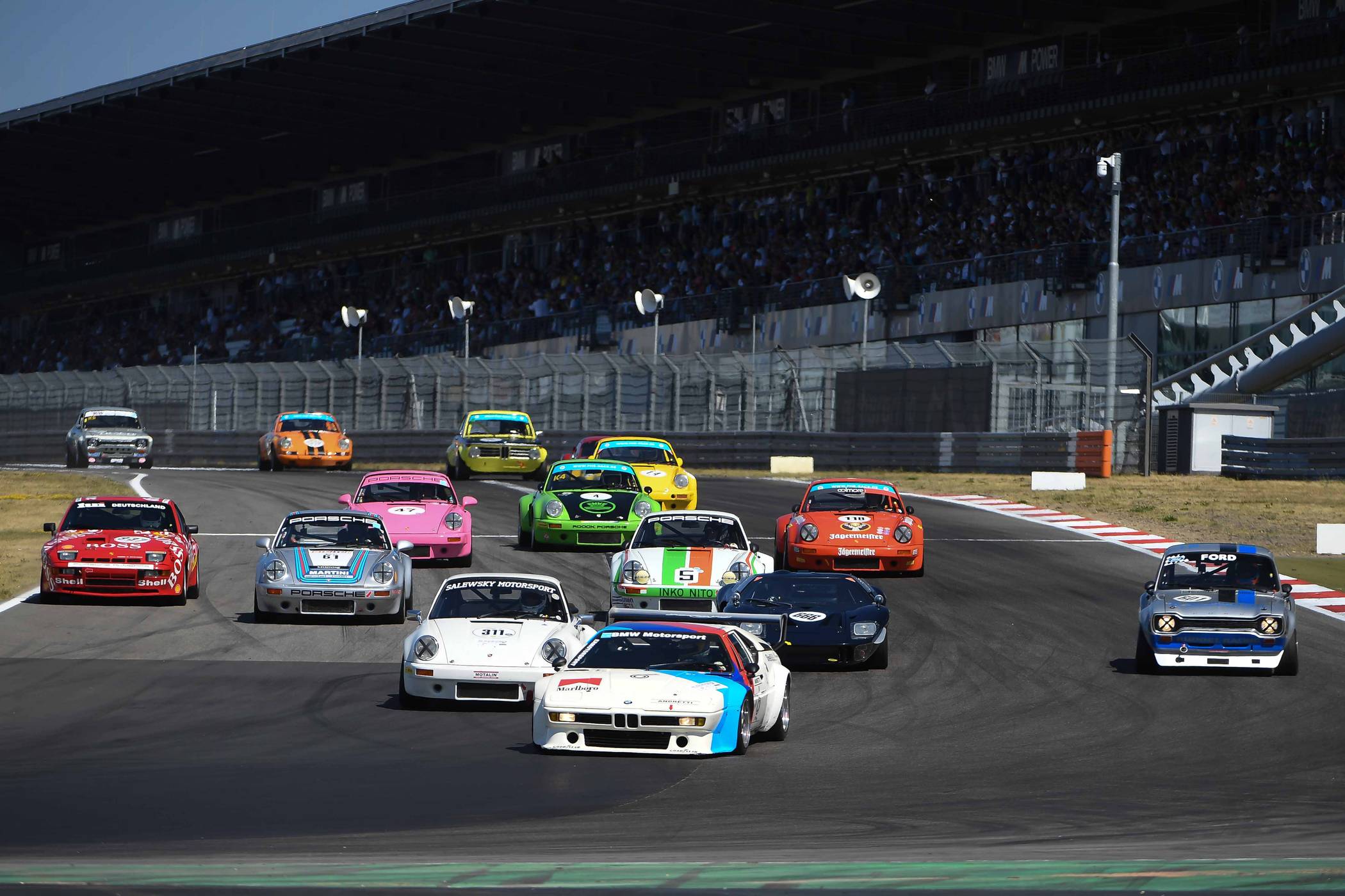 Der Start des HTGT-Rennens, Mike Stursberg im Rüddel-Escort auf der Anfahrt zur Spitzkehre.