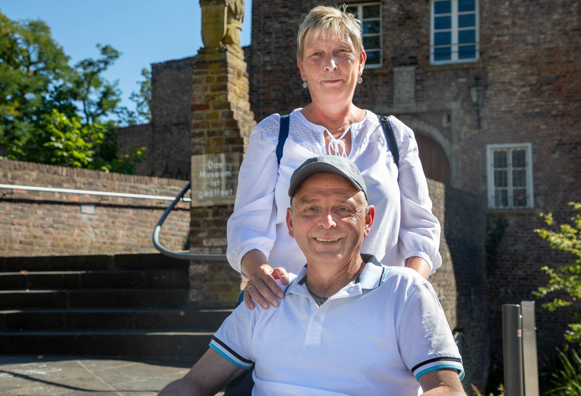 Das Ehepaar Elke und Ralf Bussmann vor dem Moerser Schloss in der Innenstadt. 