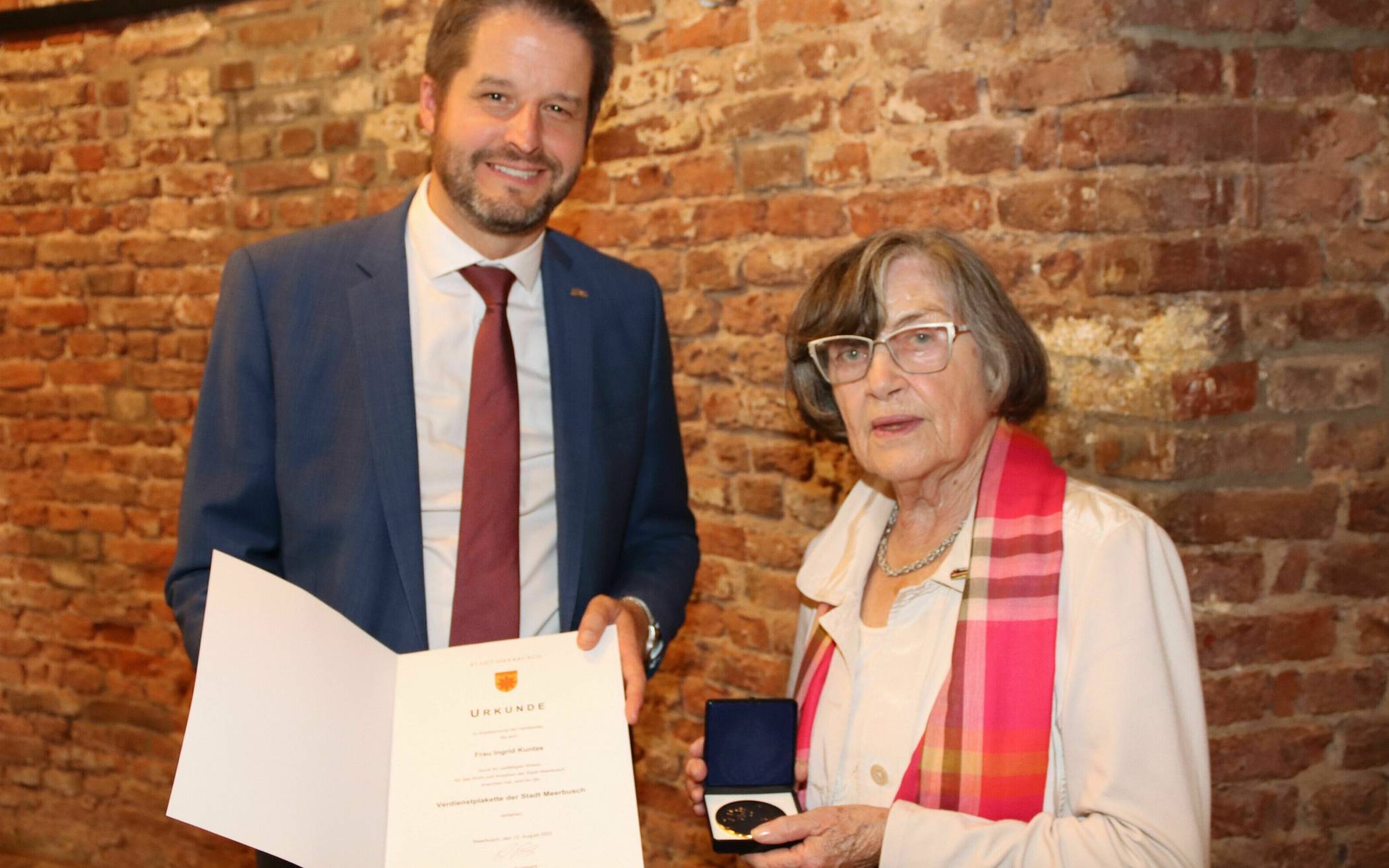  Bürgermeister Christian Bommers zeichnete für ihre Verdienste Ingrid Kuntze mit der Verdienstplakette der Stadt Meerbusch aus. 