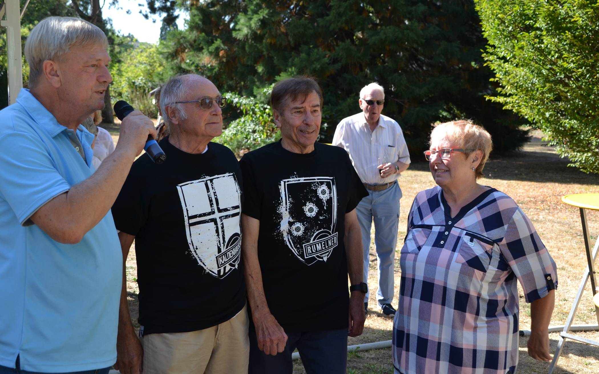 ... doch Heinz Billen korrigierte, weil Wappen vom Träger aus gelesen werden,...