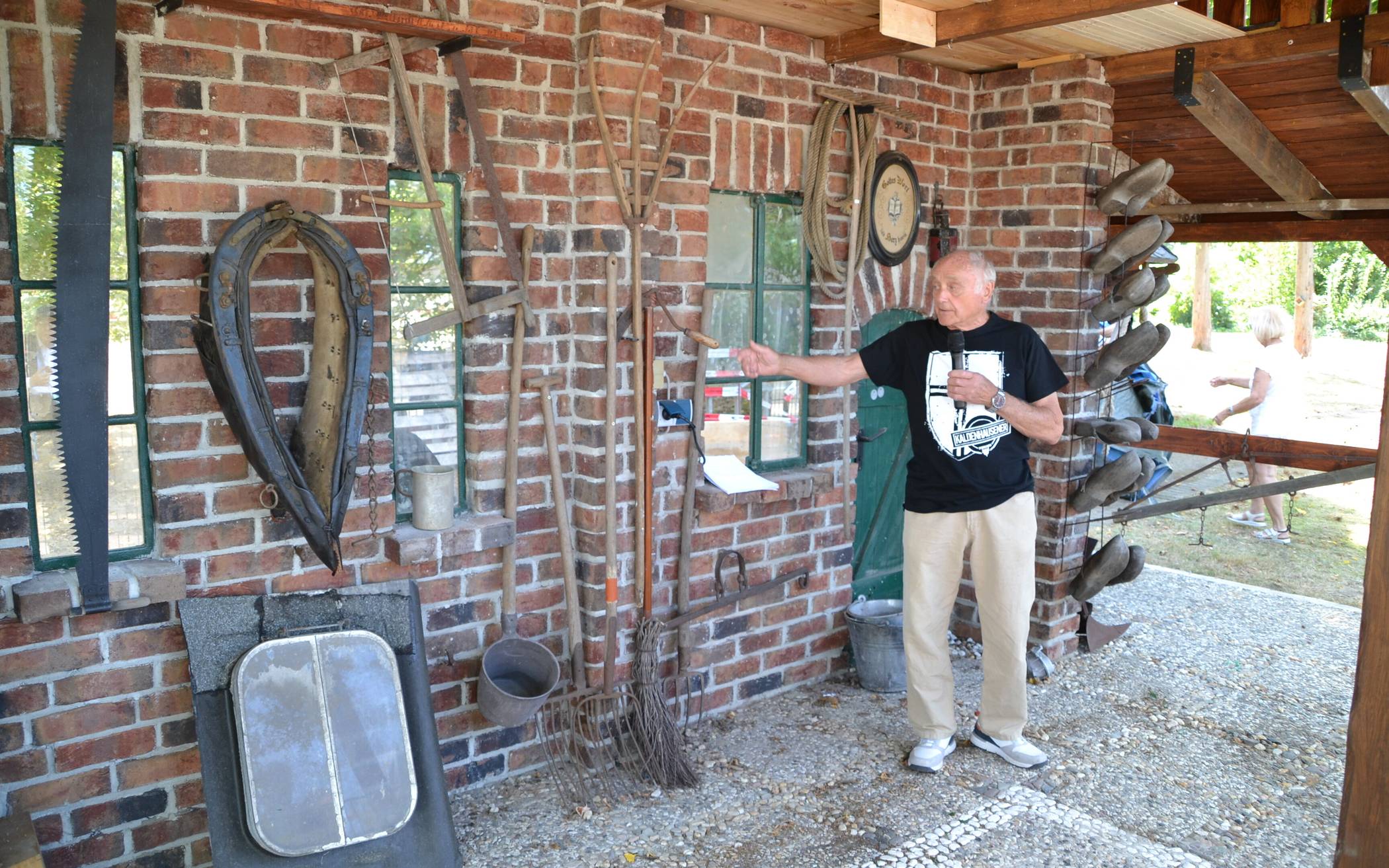 Mit dem Geräteschuppen erinnert das dritte Bild des Freilichtmuseums an die bis zum...