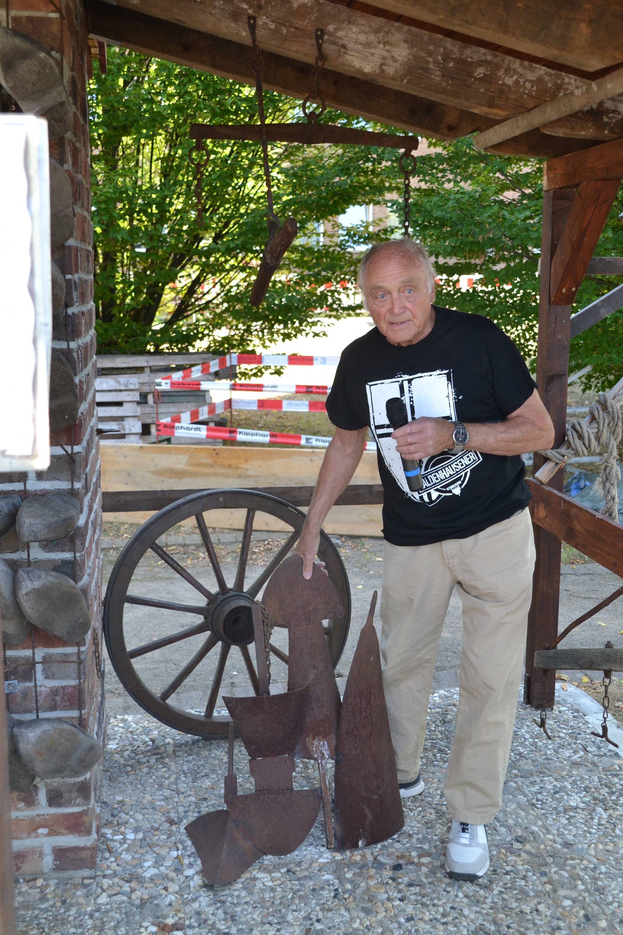 Im Hintergrund die Baugrube für die Backstube - die dann als Grill dienen...