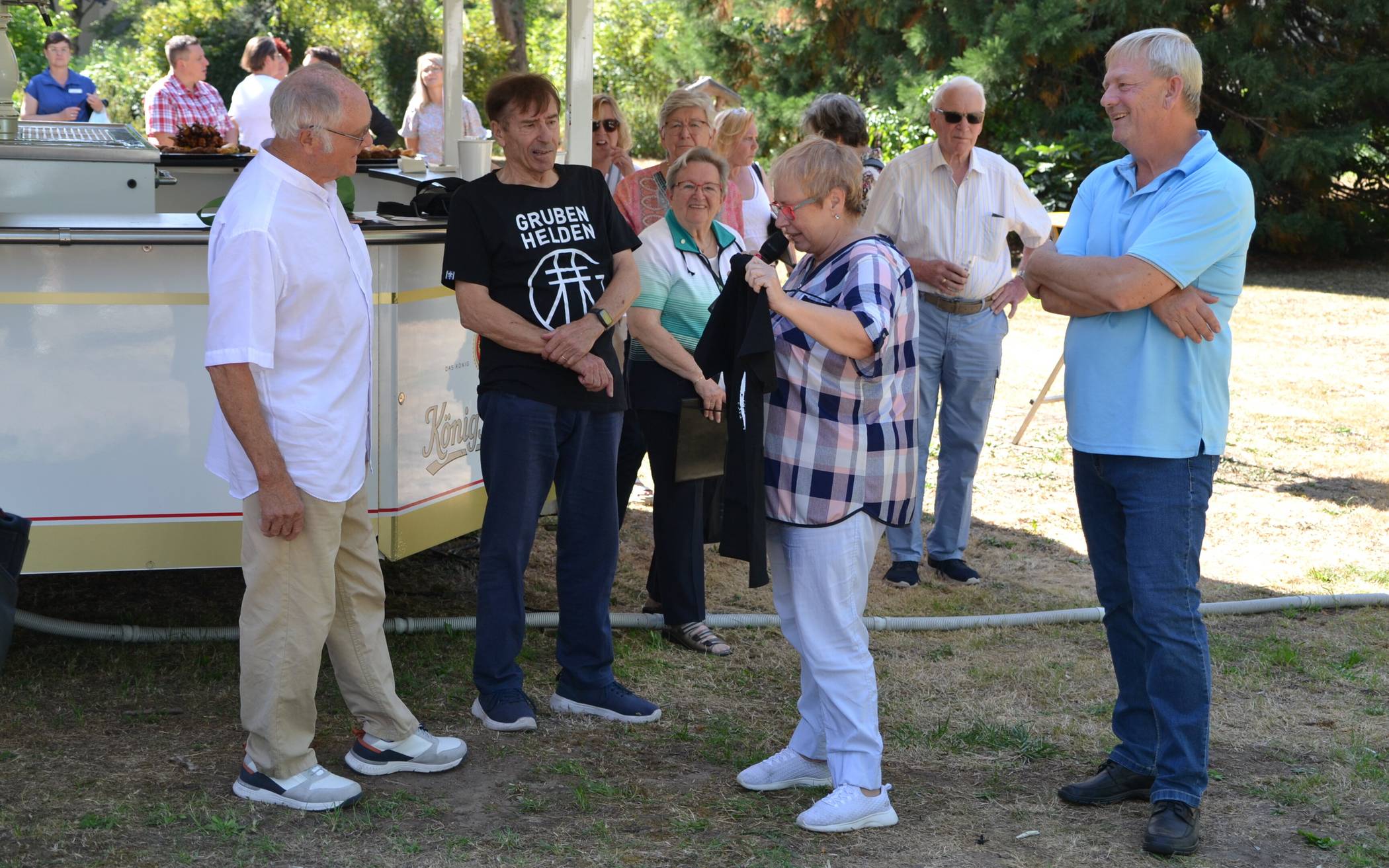 ... und überreichte Heinz Billen und Walter Stärk ihre jeweiligen...