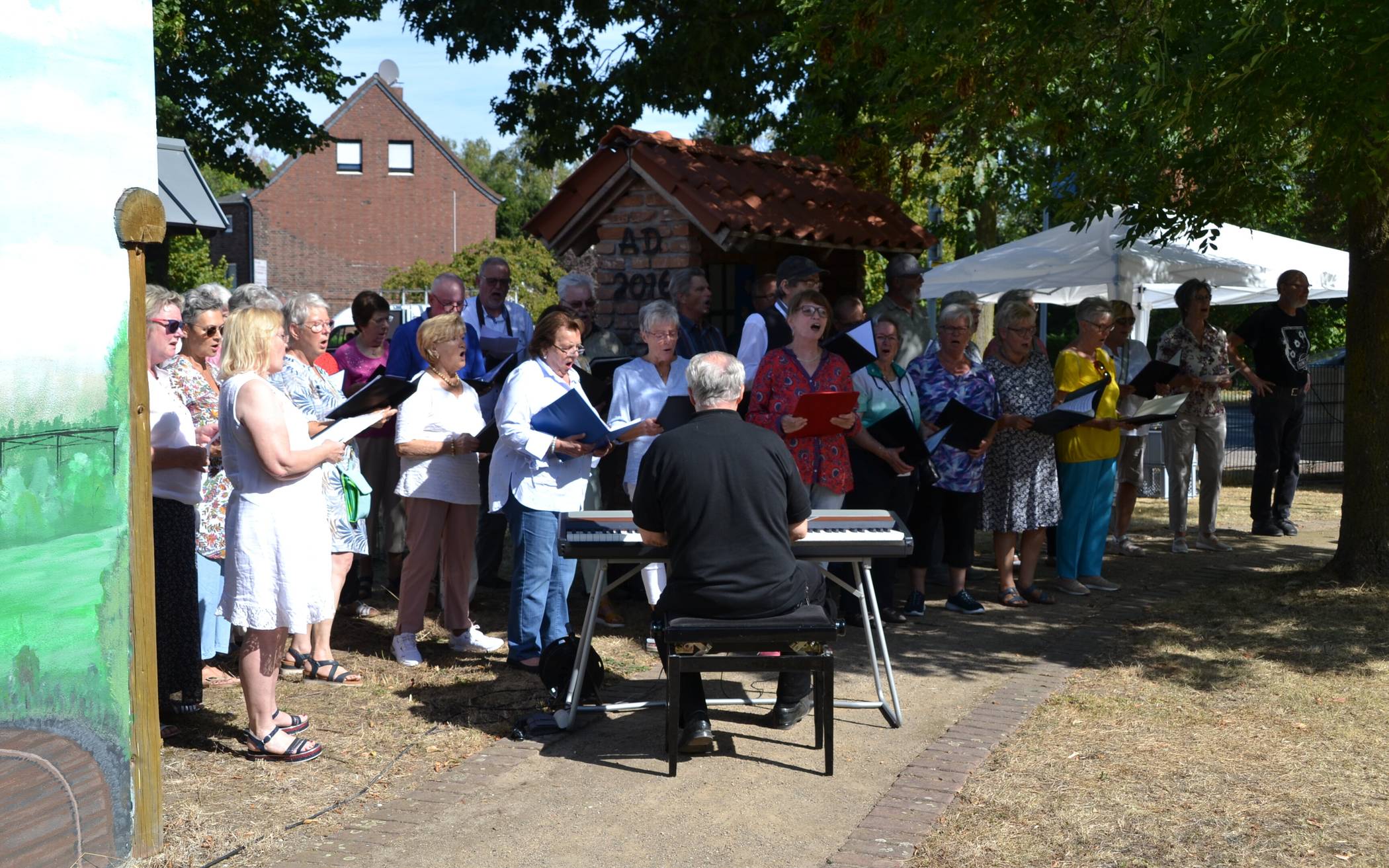 Der Männer- und Frauenchor Rumeln 1877, verstärkt von Mitgliedern des MGV Wanheim,...