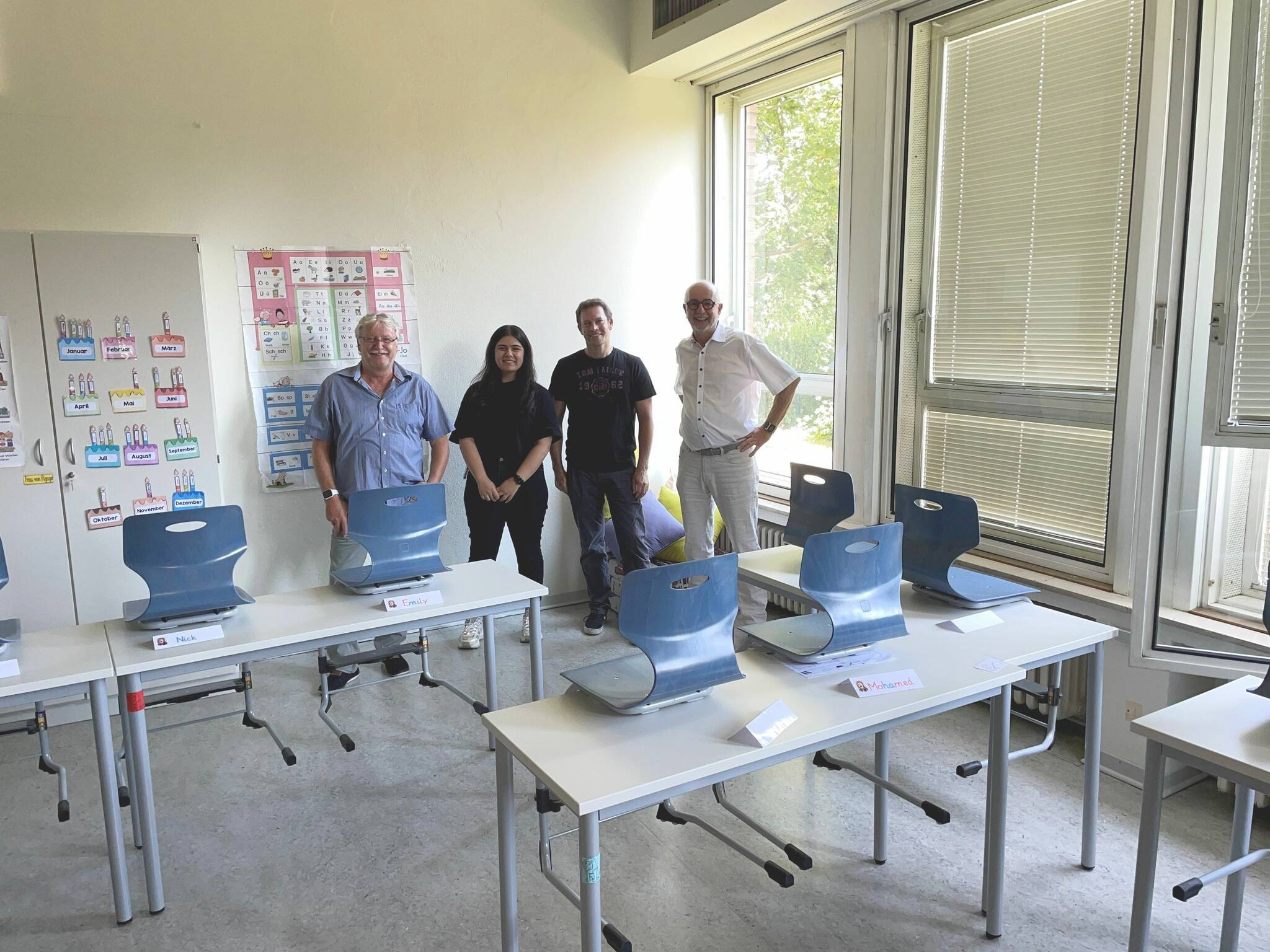 Frank Bayer und Senim Öztürk (v.l.) vom Service Immobilien und Walter Leo Schreinemacher (r.), Abteilungsleiter Gebäudemanagement des Service Immobilien, übergaben an Marc Adams, Schulleiter der Adam-Riese-Schule, die neuen Räumlichkeiten. 