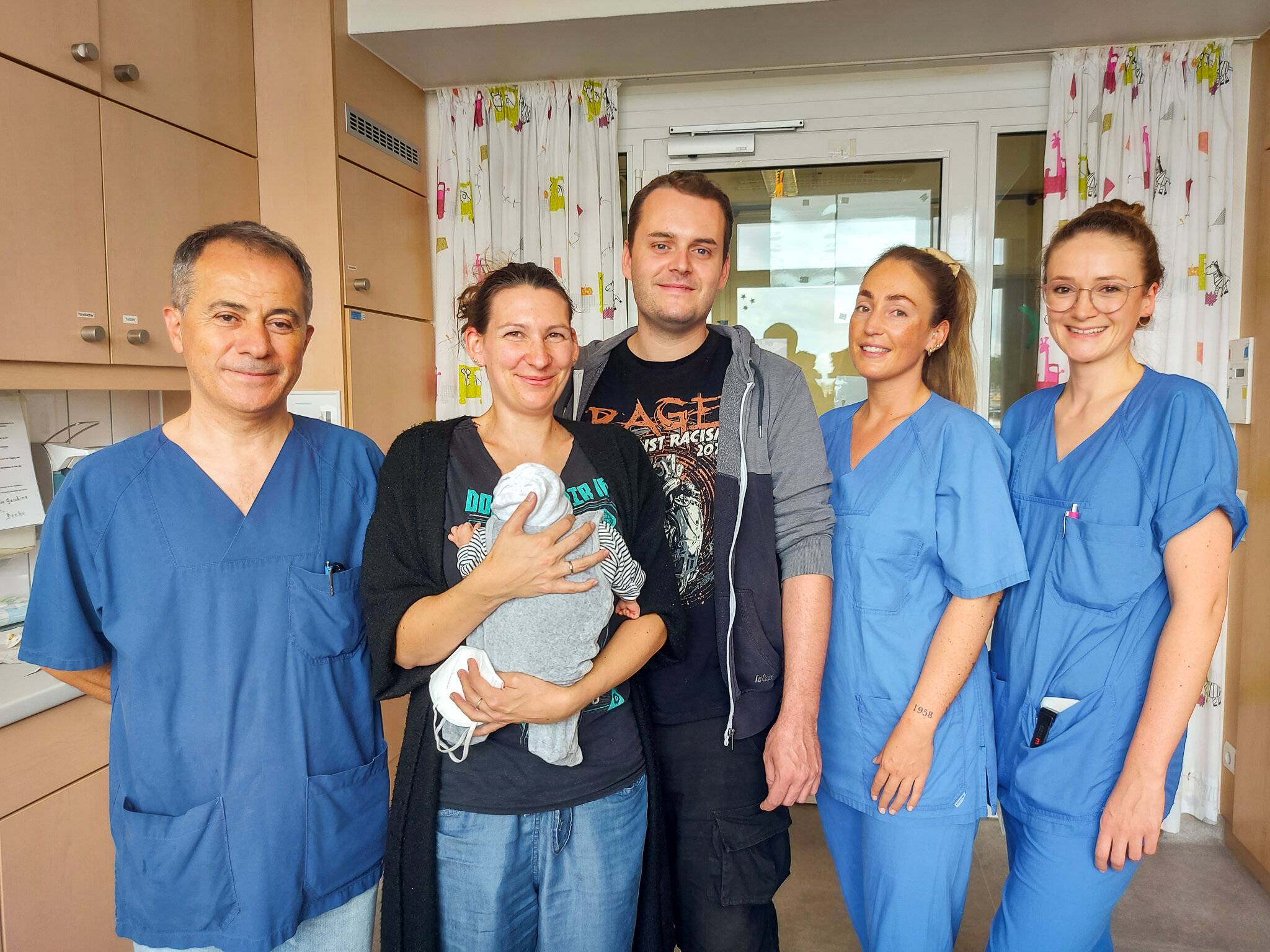  Die glücklichen Eltern Jennifer und Malte Rachul aus Duisburg-Rheinhausen mit ihrem Sohn Ben (Mitte) verabschiedeten sich am Freitag (9.9.) vom Team der Frühgeborenenintensivstation um den Leitenden Oberarzt Dr. Gündüz Selcan (li.). 